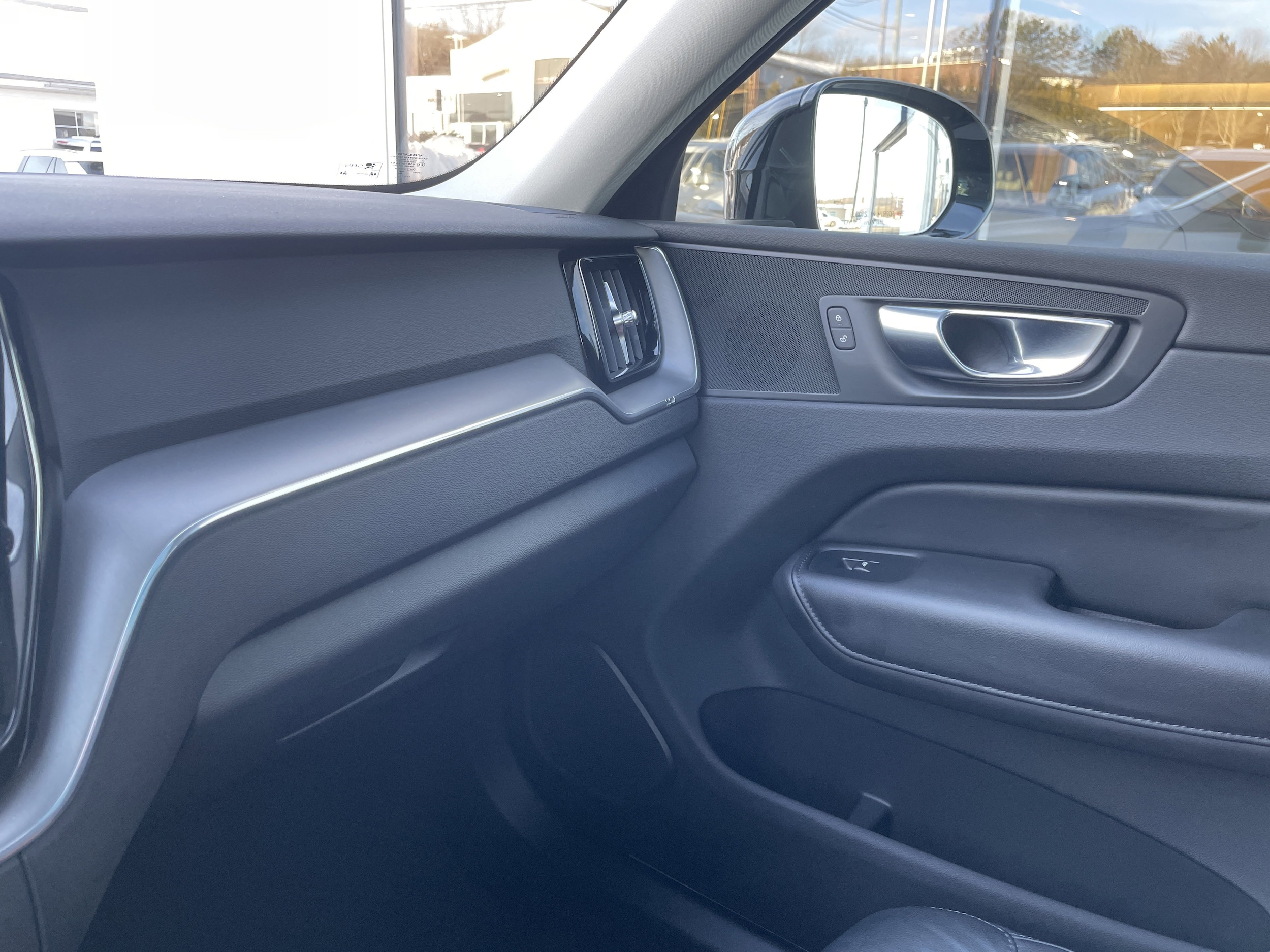2025 Volvo XC60 Core - Photo 11