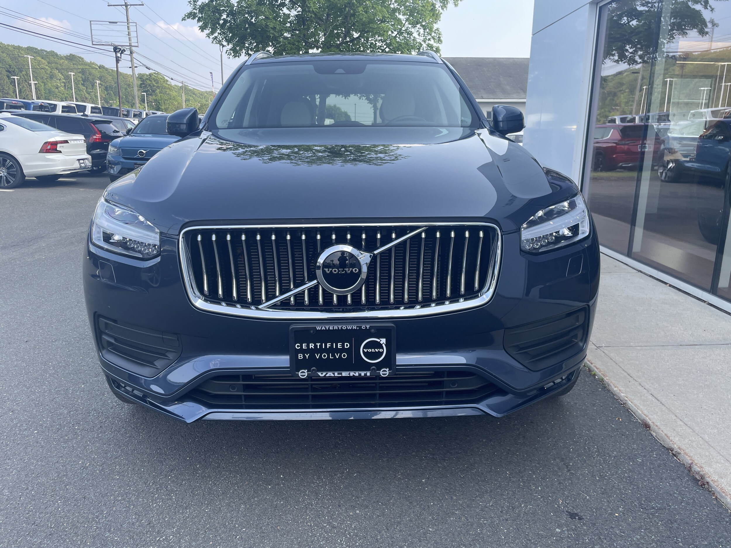 2022 Volvo XC90 T6 AWD Momentum photo 2