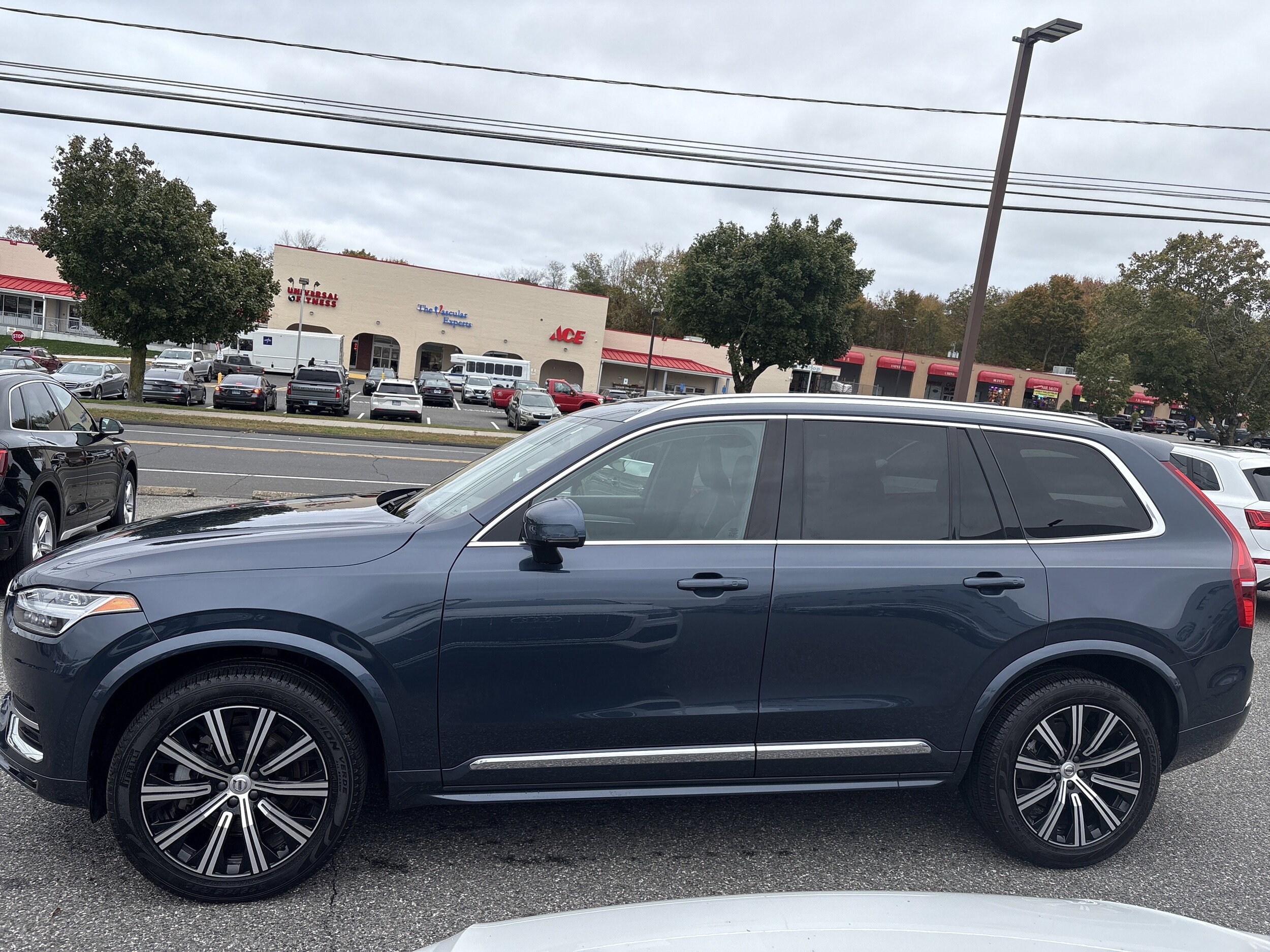 2025 Volvo XC90 B5 Core photo 4