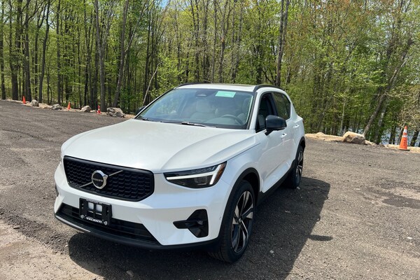 2025 Volvo XC40 B5 Ultra Dark Theme SUV