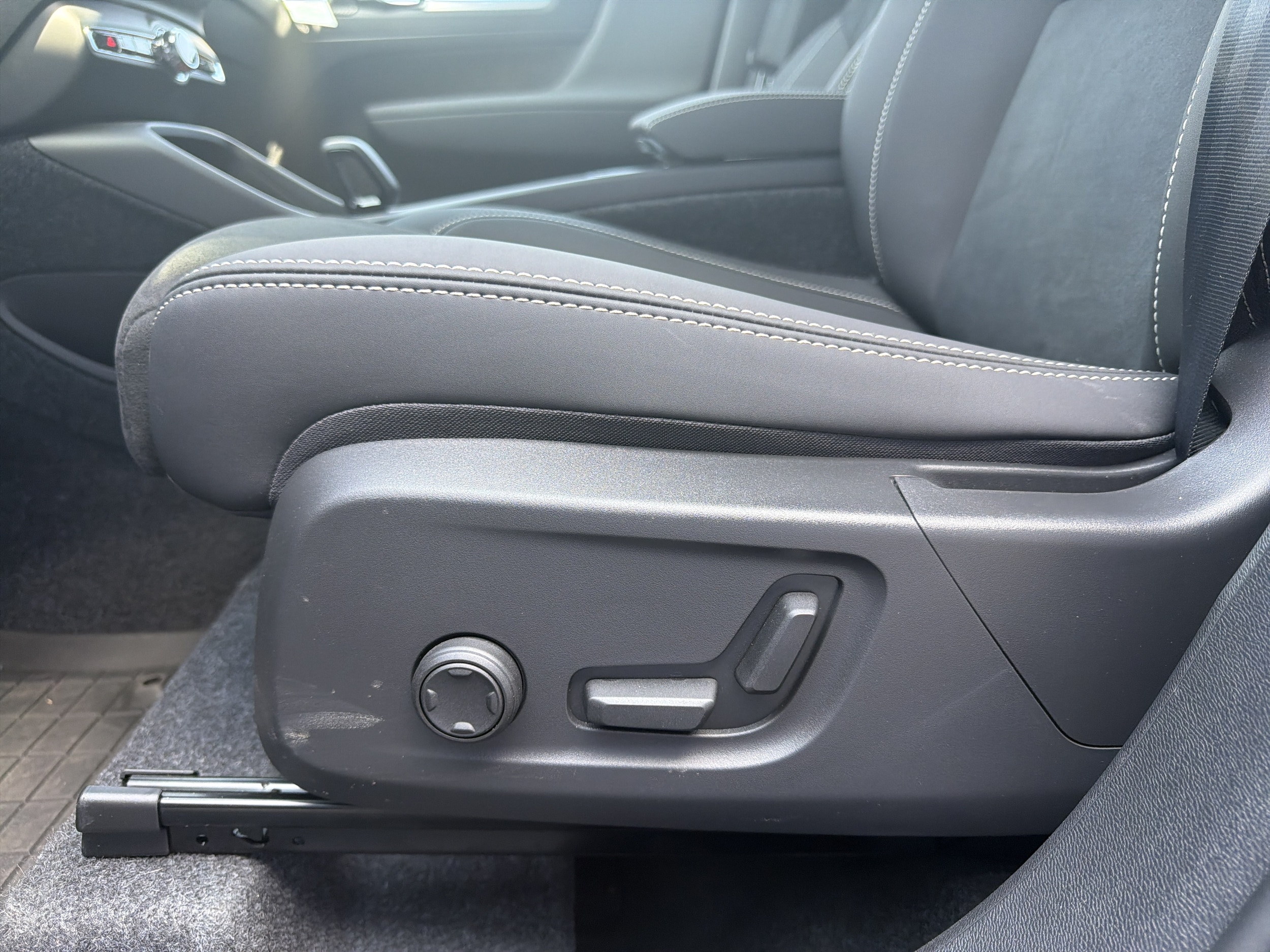2026 Volvo XC40 Ultra Black Edition - Photo 23