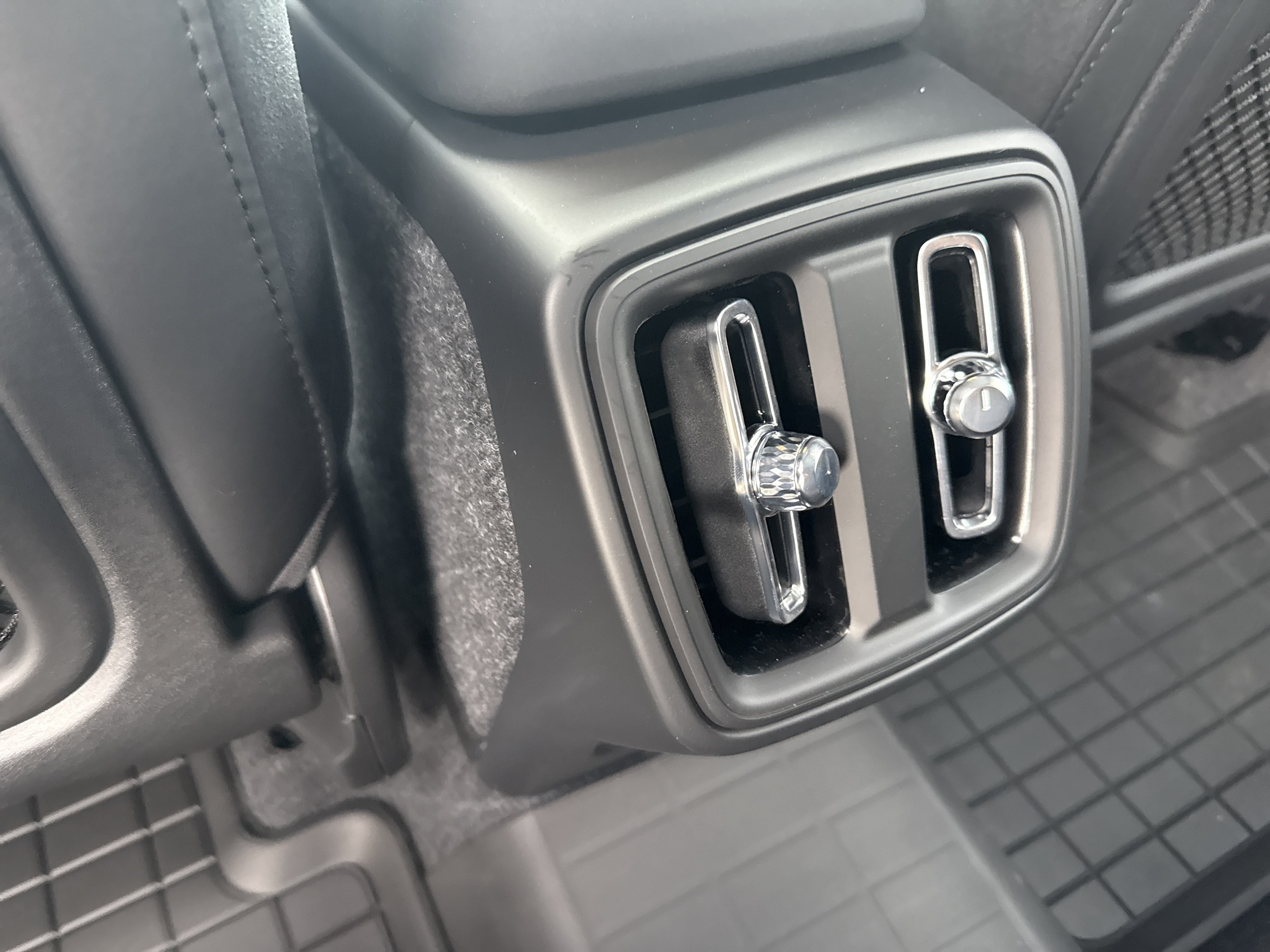 2026 Volvo XC40 Ultra Black Edition - Photo 50