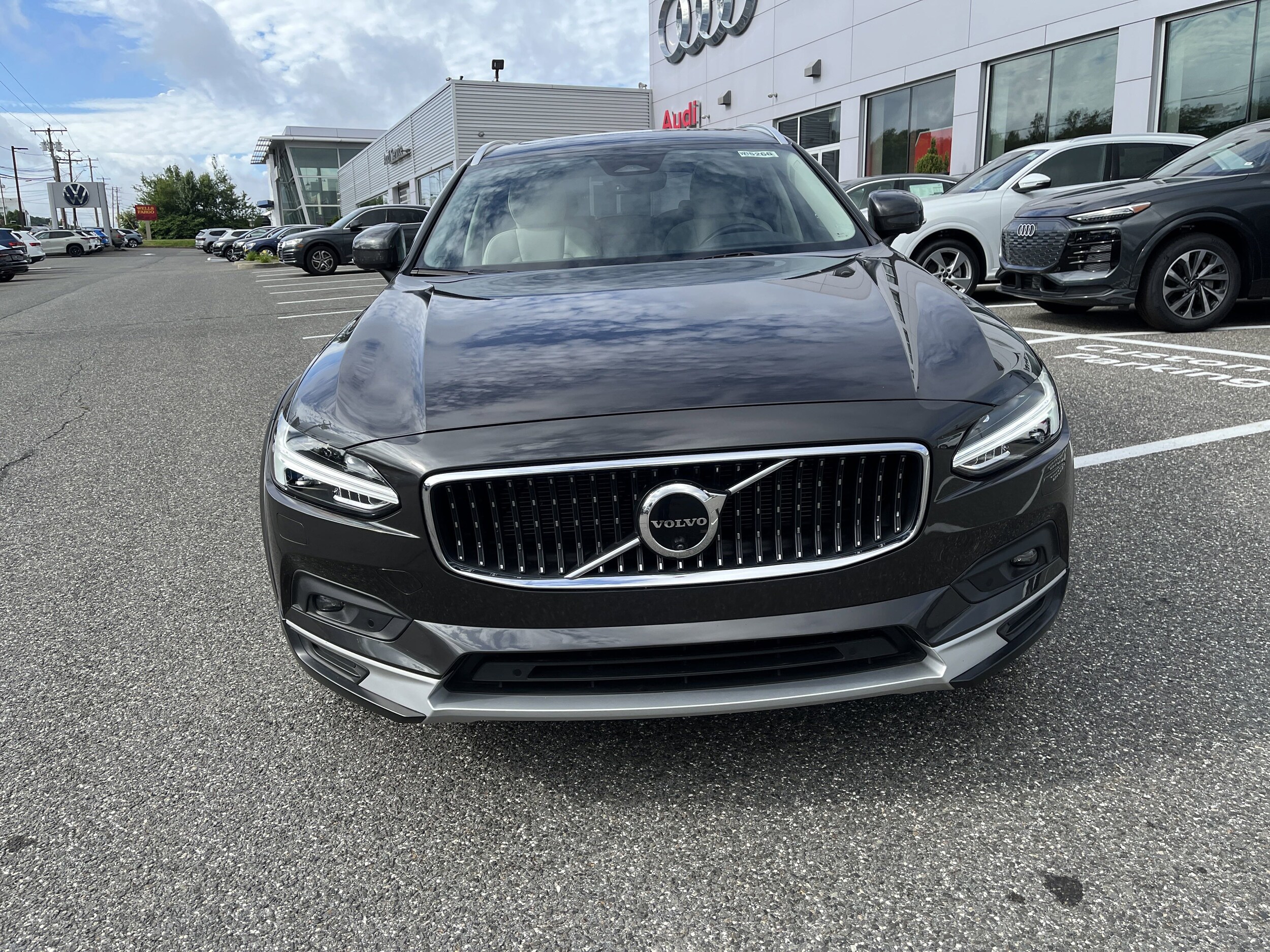 2024 Volvo V90 Cross Country B6 Plus photo 2