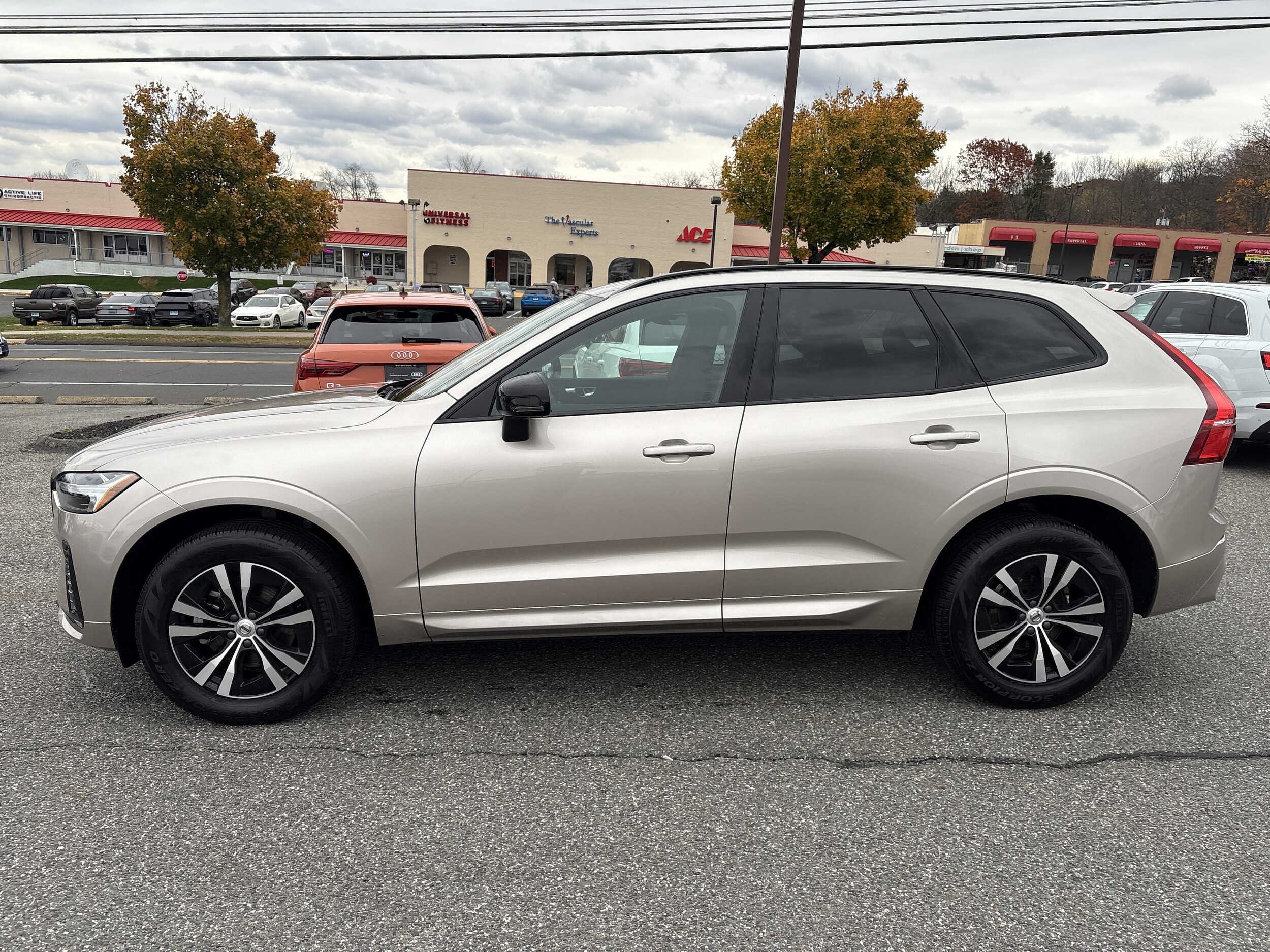 2025 Volvo XC60 B5 Core photo 4
