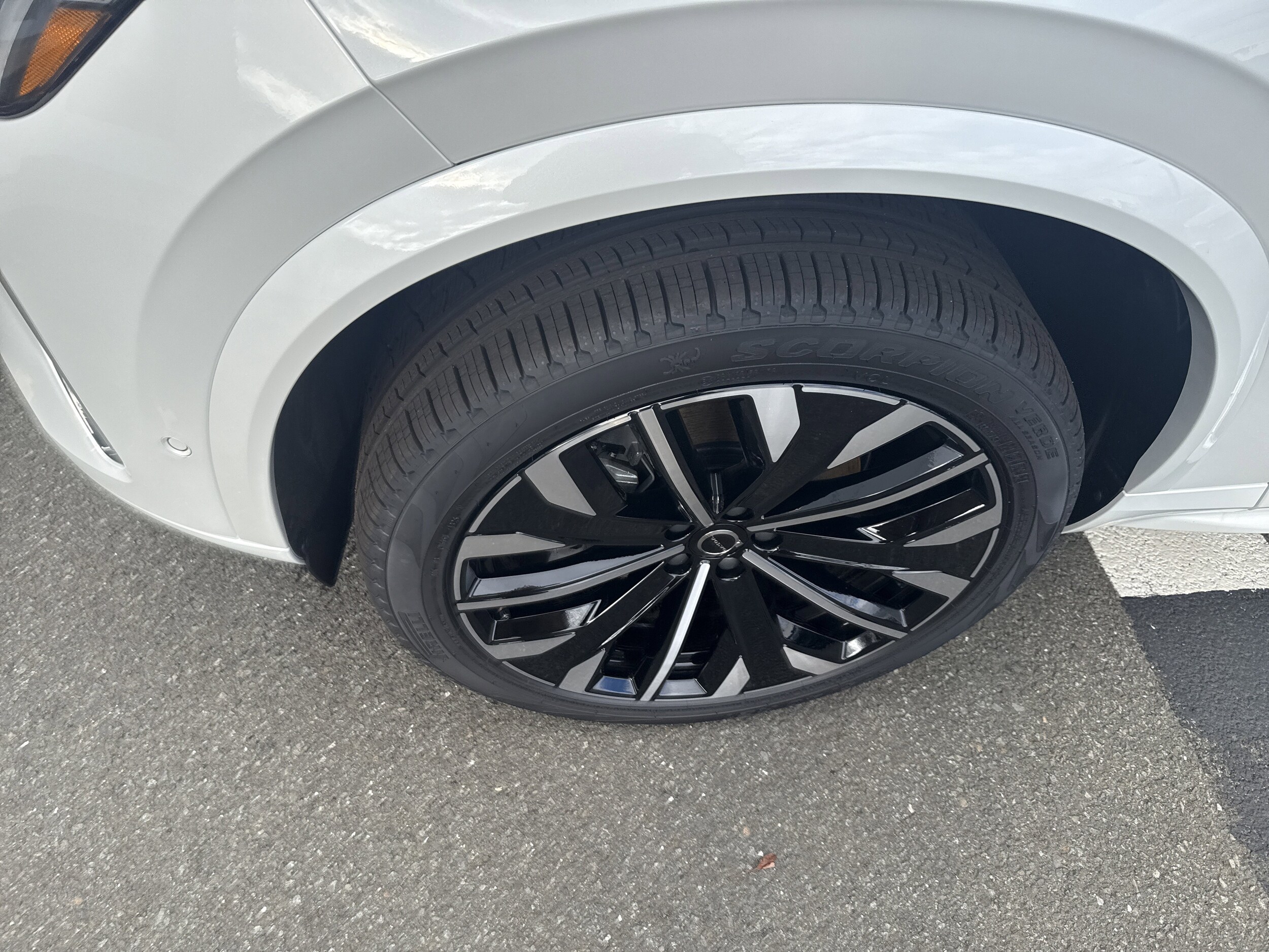 2026 Volvo XC90 AWD Plus photo 2