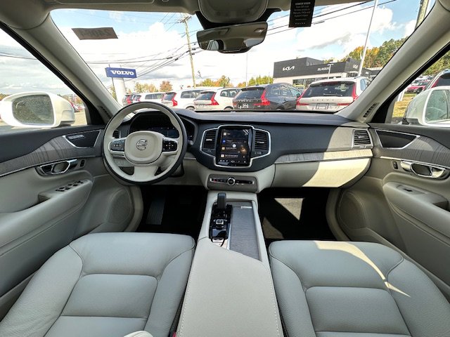 2025 Volvo XC90 T8 AWD Core photo 4