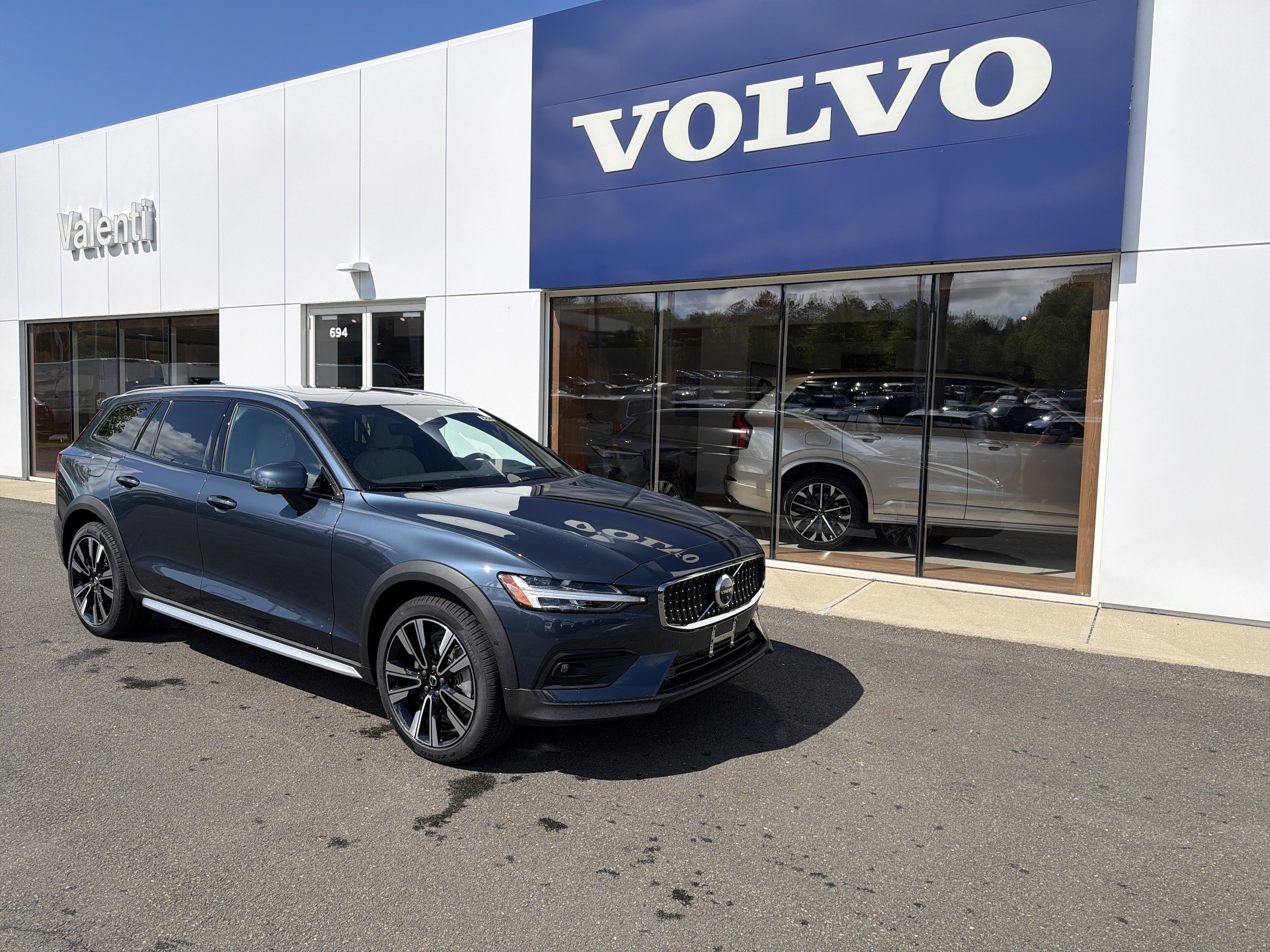 2026 Volvo V60 Cross Country B5 Ultra AWD's photo