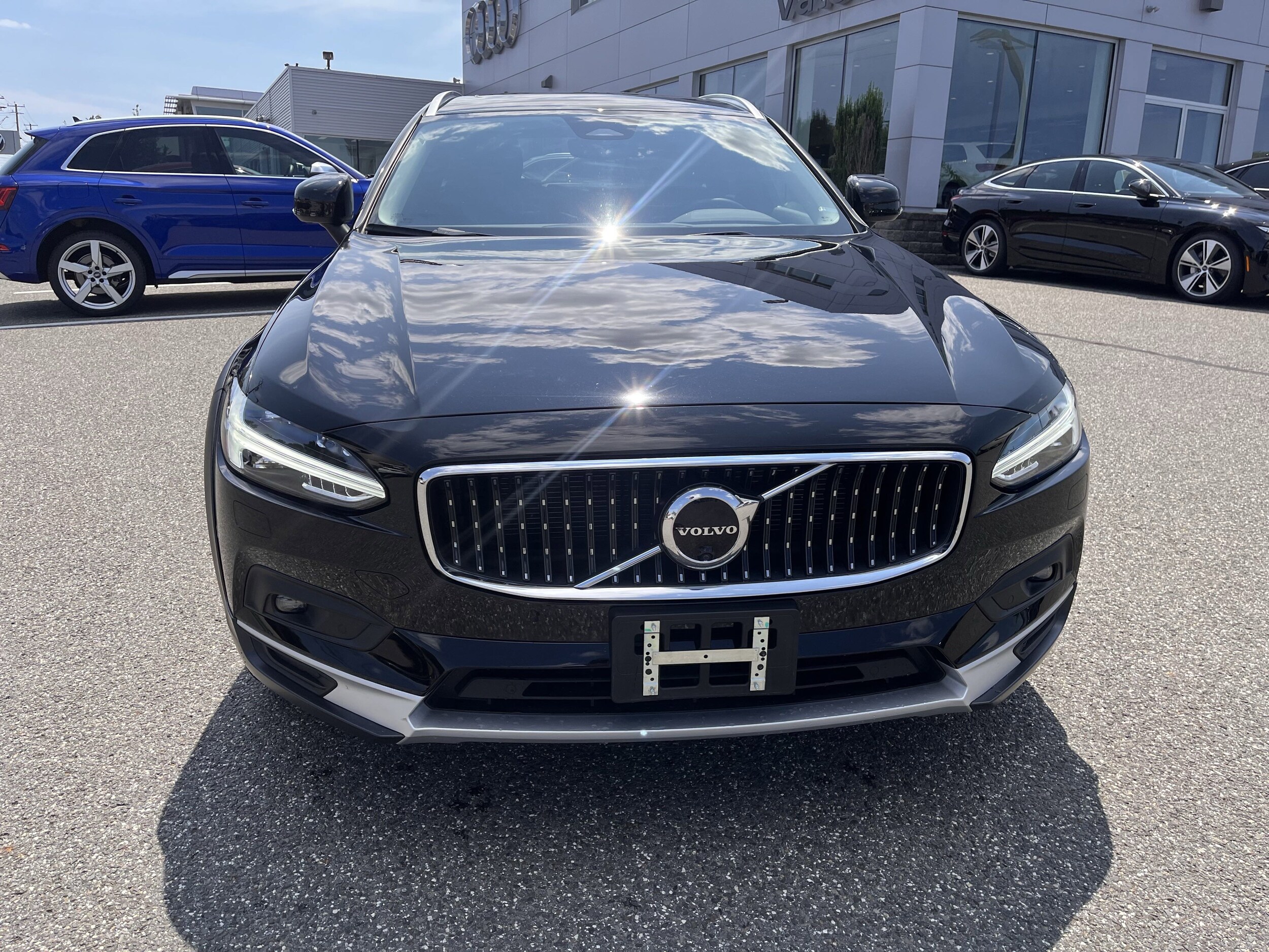 2023 Volvo V90 Cross Country B6 AWD Plus photo 2