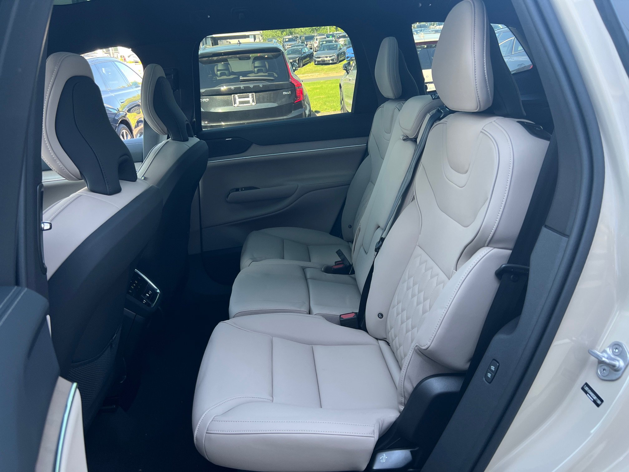 2025 Volvo EX90 Plus - Photo 8