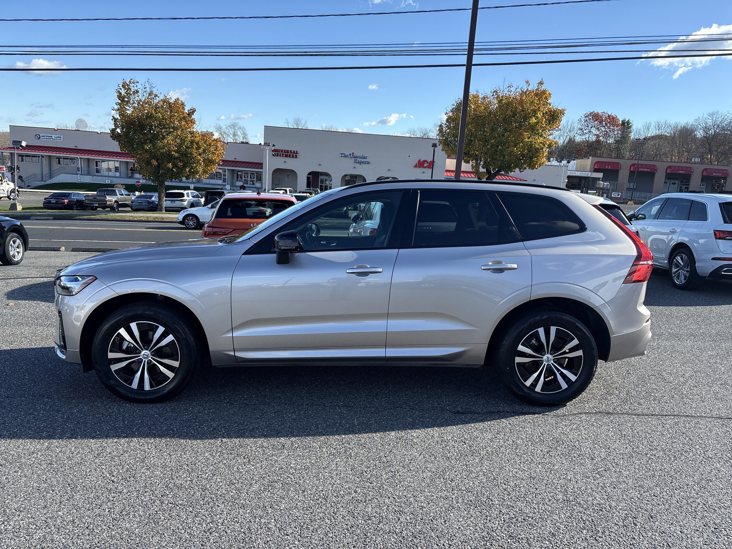 2025 Volvo XC60 B5 Core photo 4