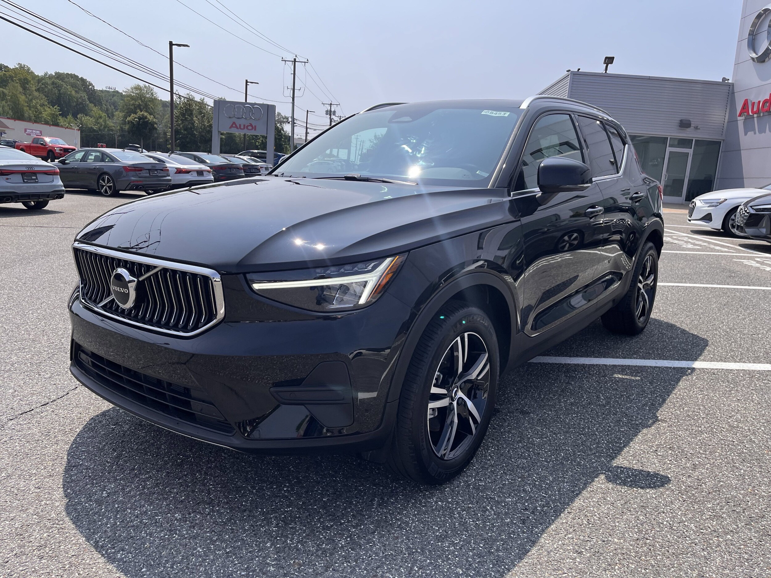 2025 Volvo XC40 Core photo 3