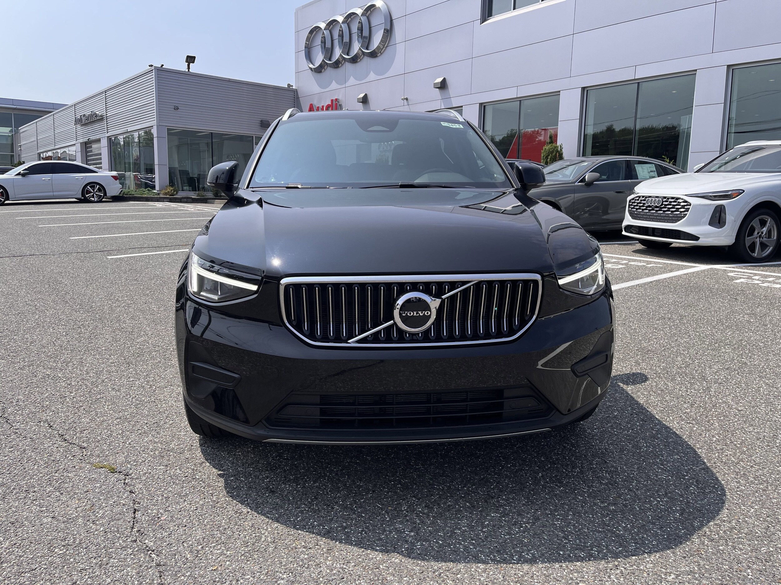 2025 Volvo XC40 Core photo 2
