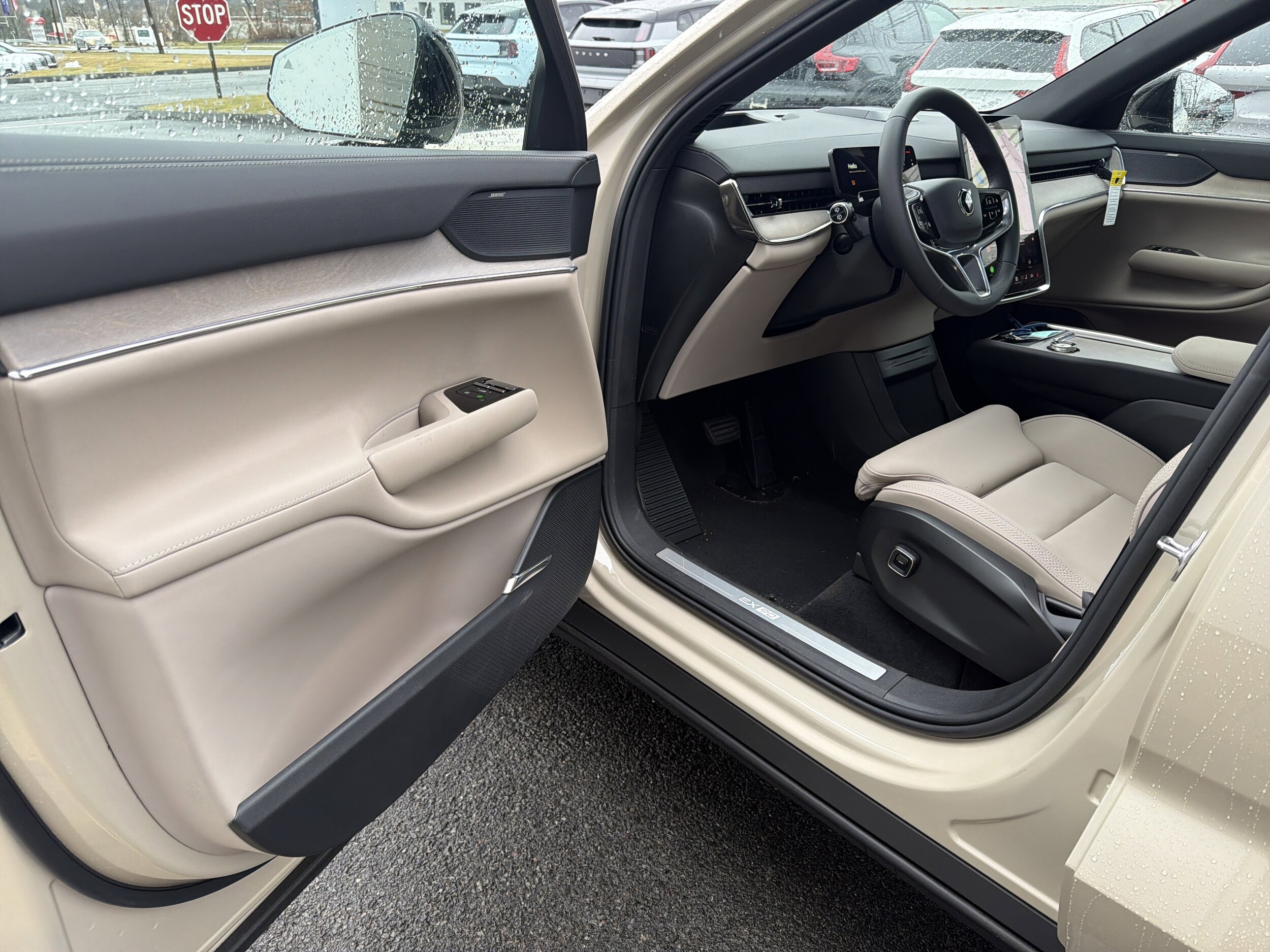 2025 Volvo EX90 Plus - Photo 11