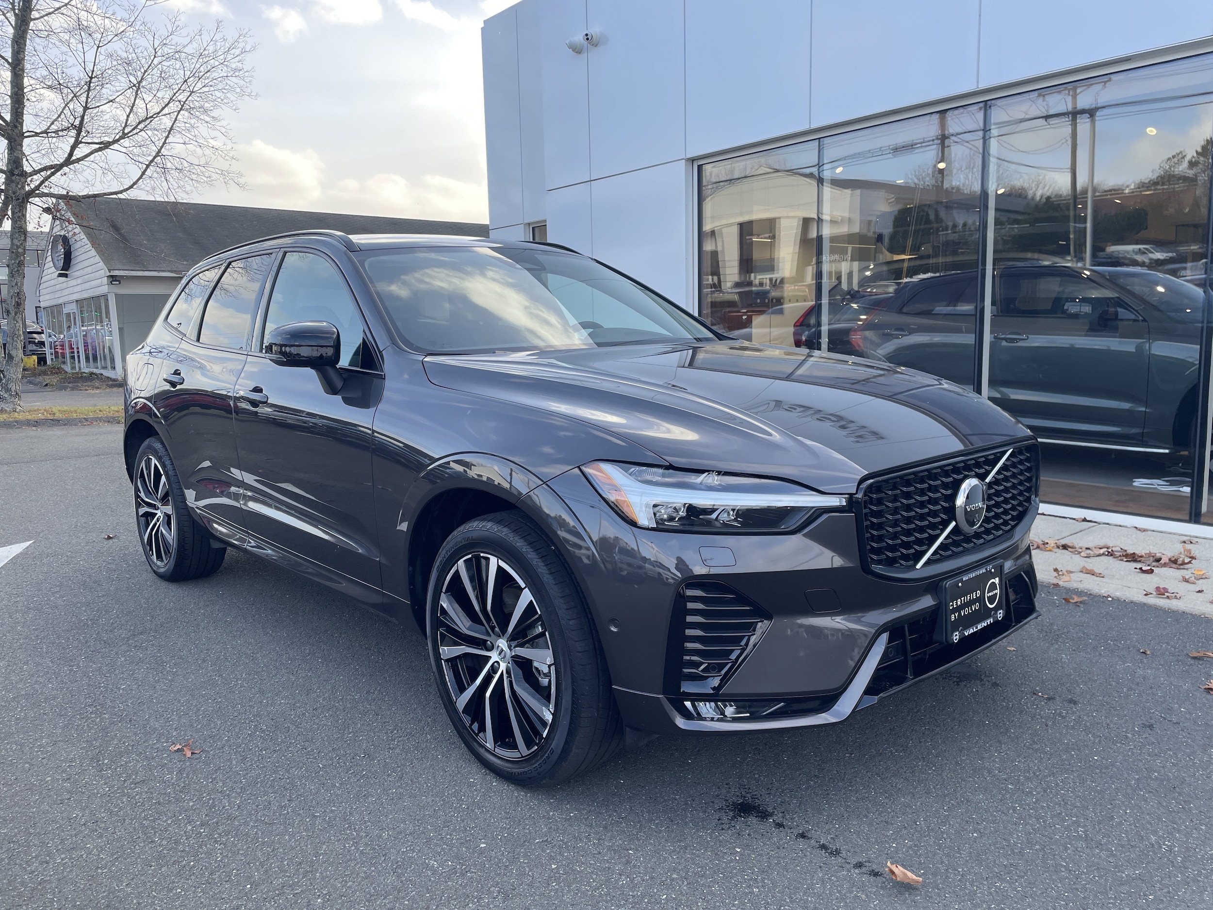 2025 Volvo XC60 Plus's photo