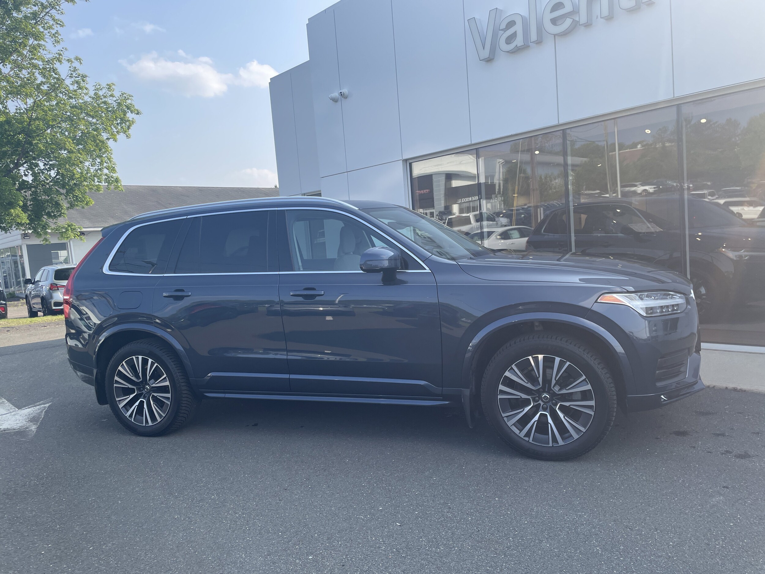 2022 Volvo XC90 T6 AWD Momentum photo 3