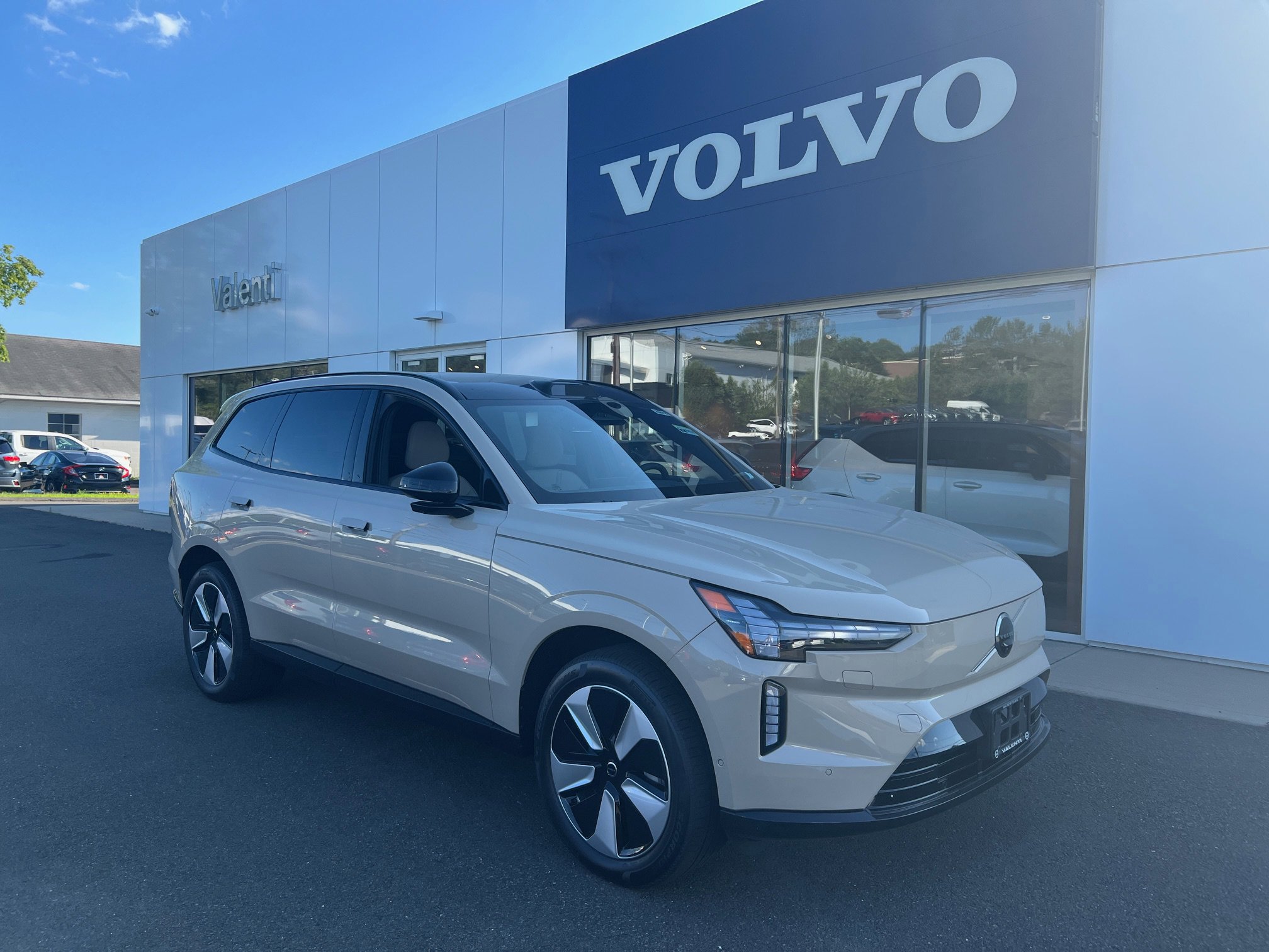 2025 Volvo EX90 Plus's photo