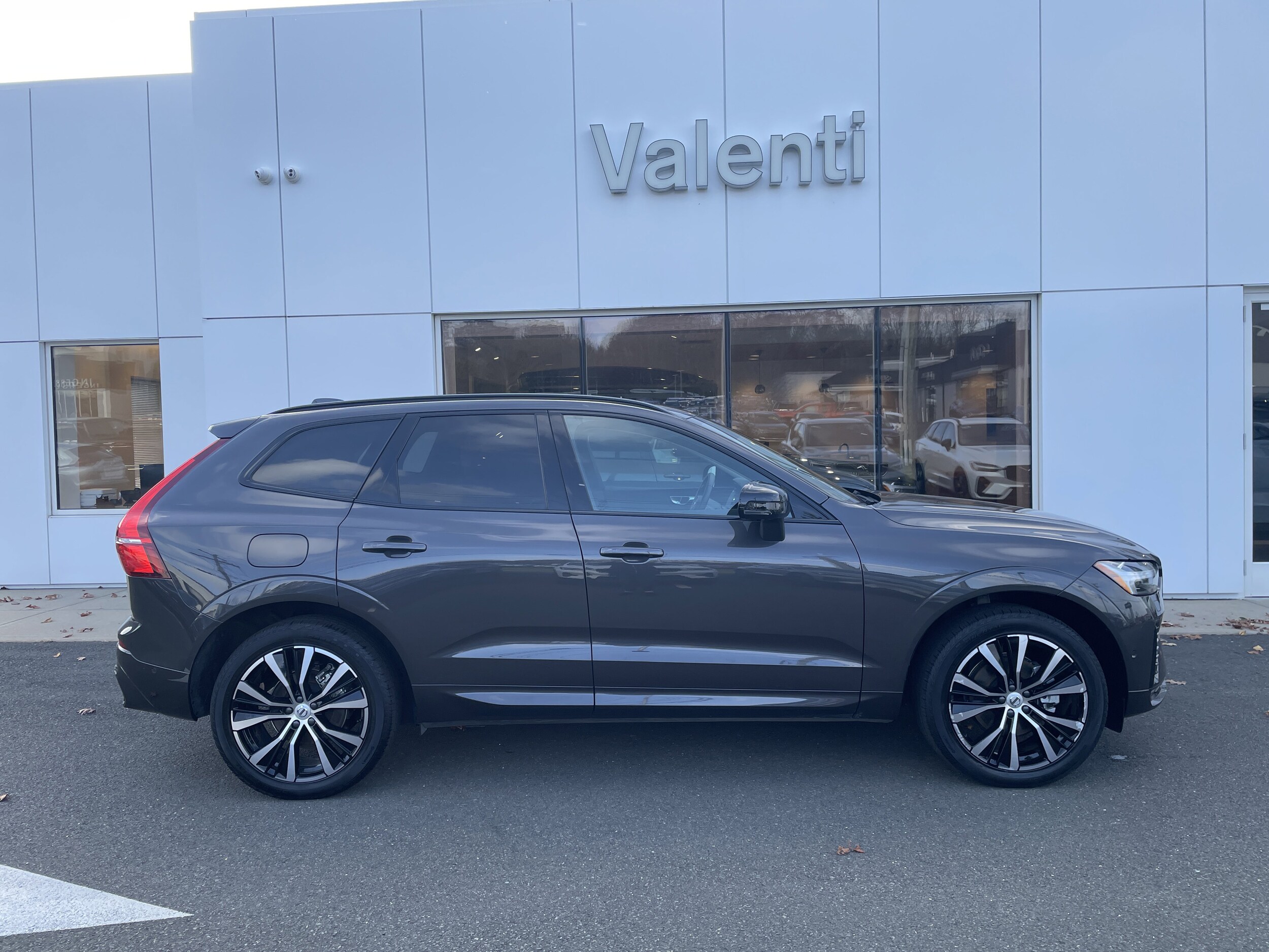 2025 Volvo XC60 B5 Plus photo 3