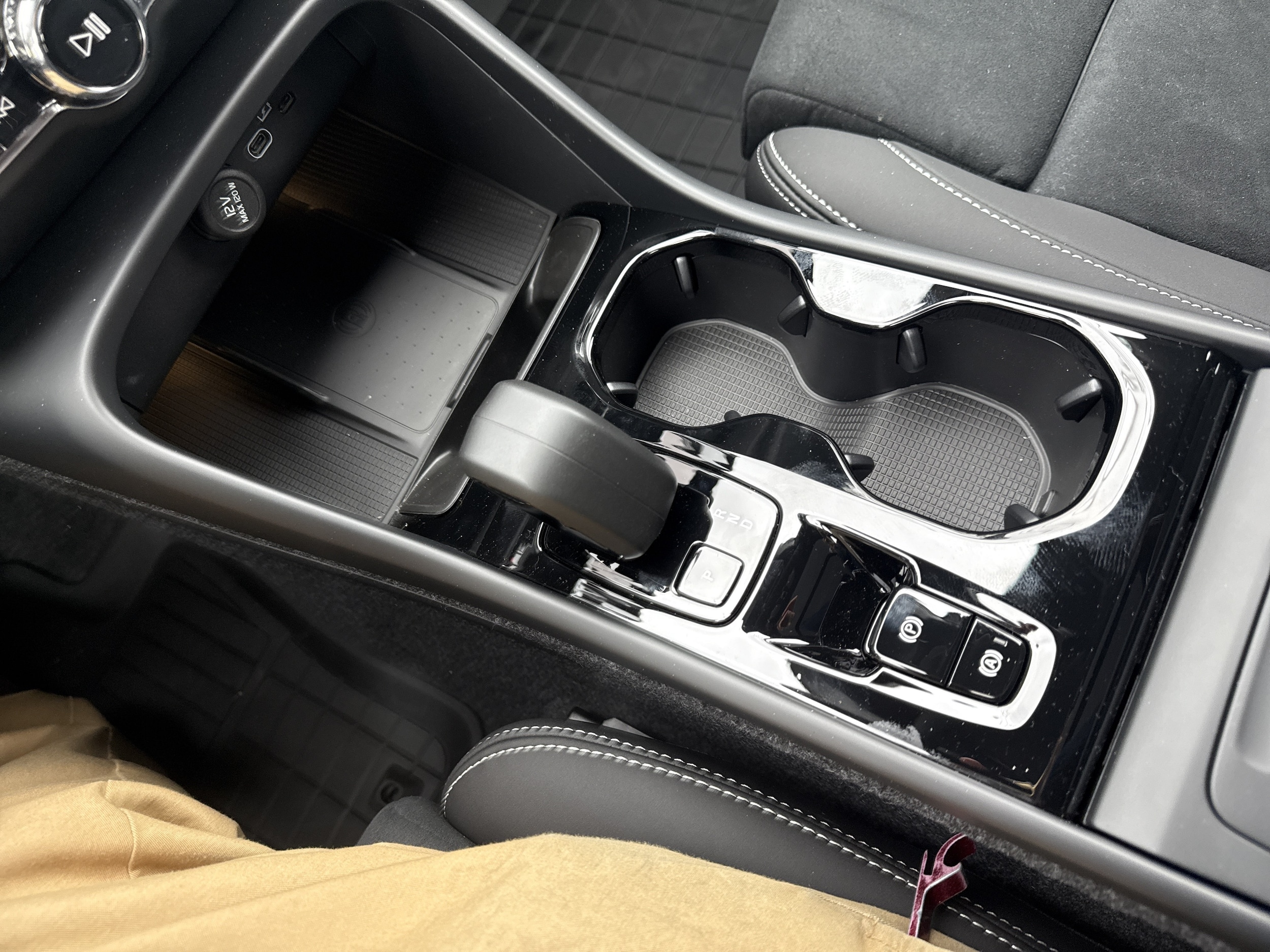 2026 Volvo XC40 Ultra Black Edition - Photo 42