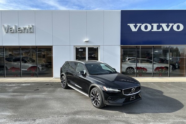 2025 Volvo V60 Cross Country B5 Ultra Wagon