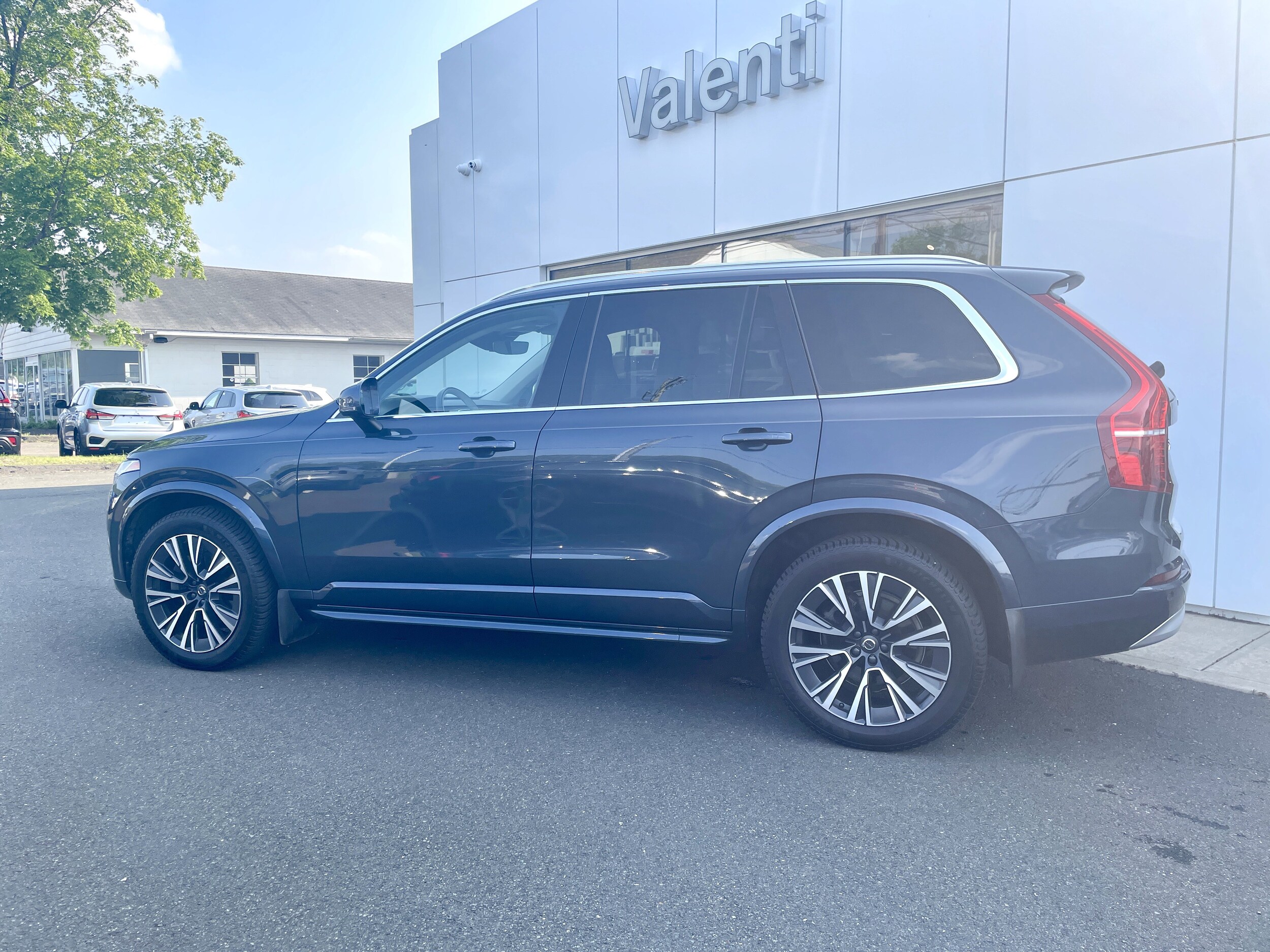2022 Volvo XC90 T6 AWD Momentum photo 4