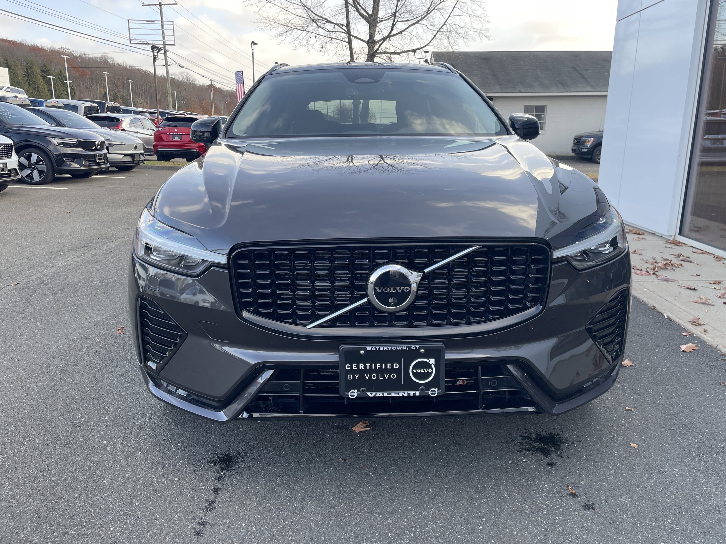 2025 Volvo XC60 B5 Plus photo 2