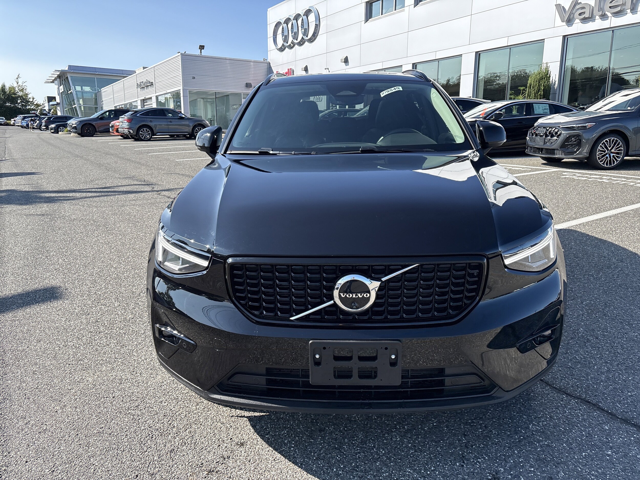 2025 Volvo XC40 Plus photo 2