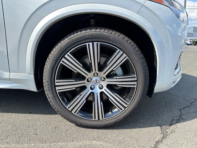 2025 Volvo XC90 T8 AWD Core photo 2