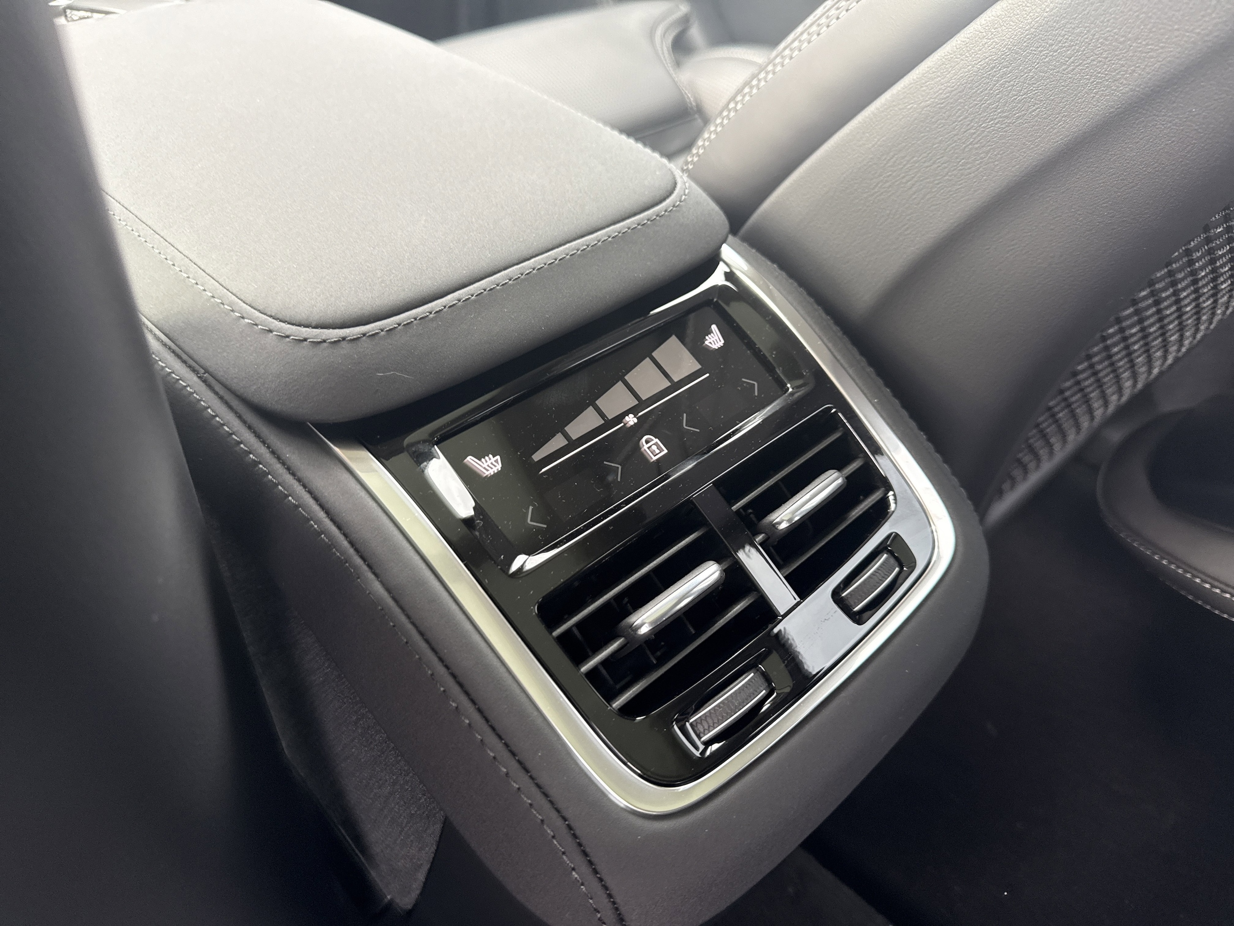 2026 Volvo XC90 Ultra - Photo 11