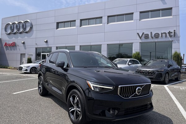 2025 Volvo XC40 B5 Core Bright Theme SUV