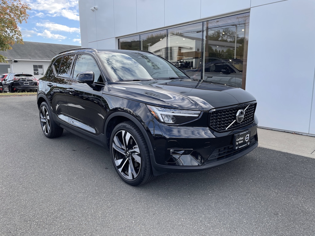 Certified 2025 Volvo XC40 B5 Plus Dark Theme SUV