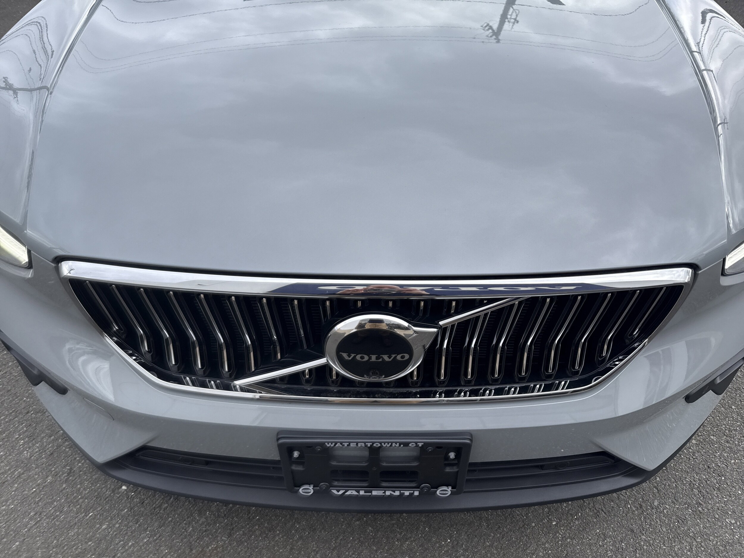 2025 Volvo XC40 AWD photo 2