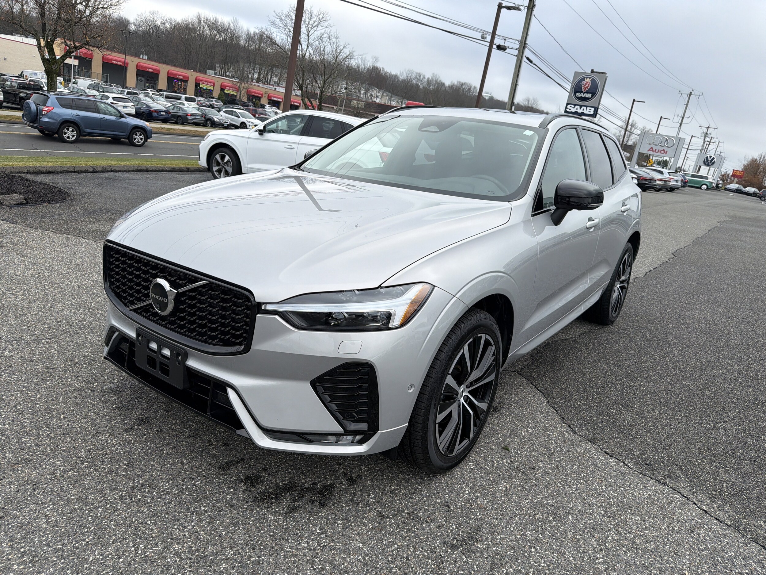 2025 Volvo XC60 B5 Plus photo 2