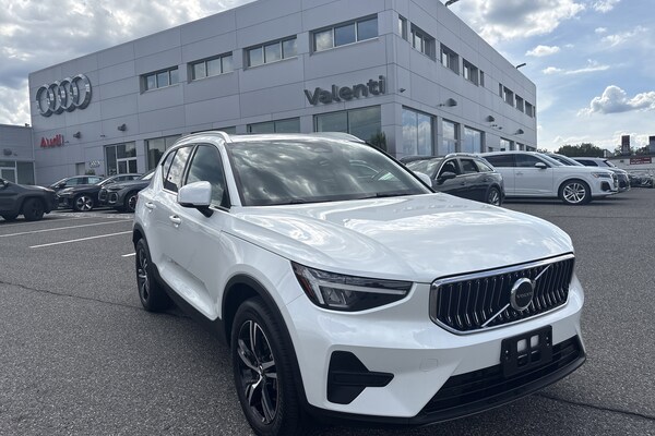 2025 Volvo XC40 B5 Core Bright Theme SUV
