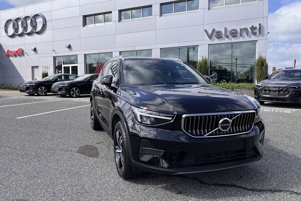 2025 Volvo XC40 B5 Core Bright Theme SUV