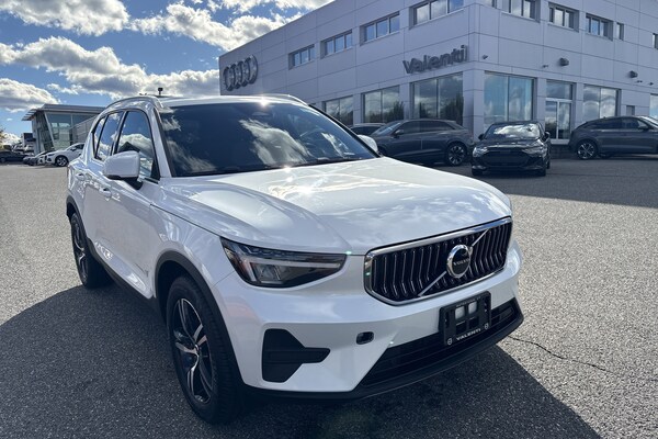2025 Volvo XC40 B5 Core Bright Theme SUV