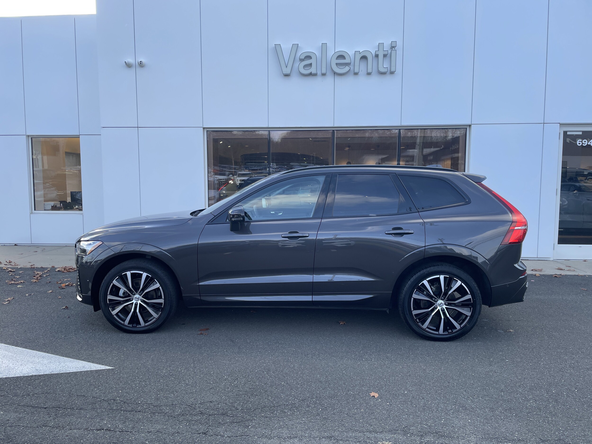 2025 Volvo XC60 B5 Plus photo 4