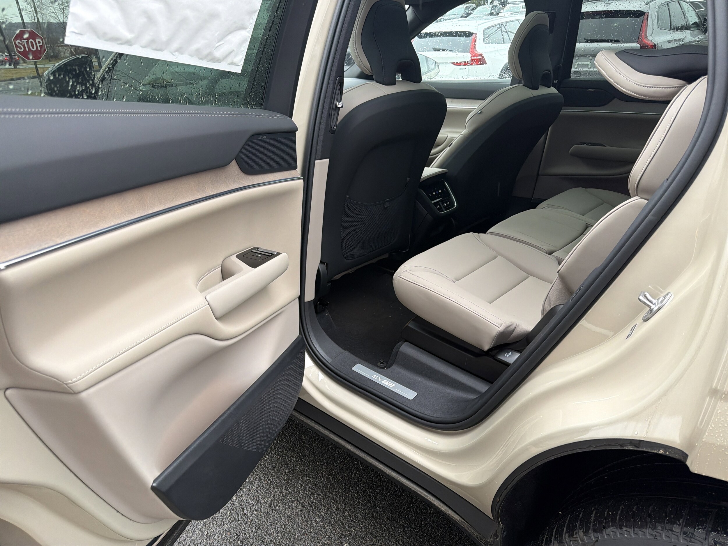 2025 Volvo EX90 Plus - Photo 14