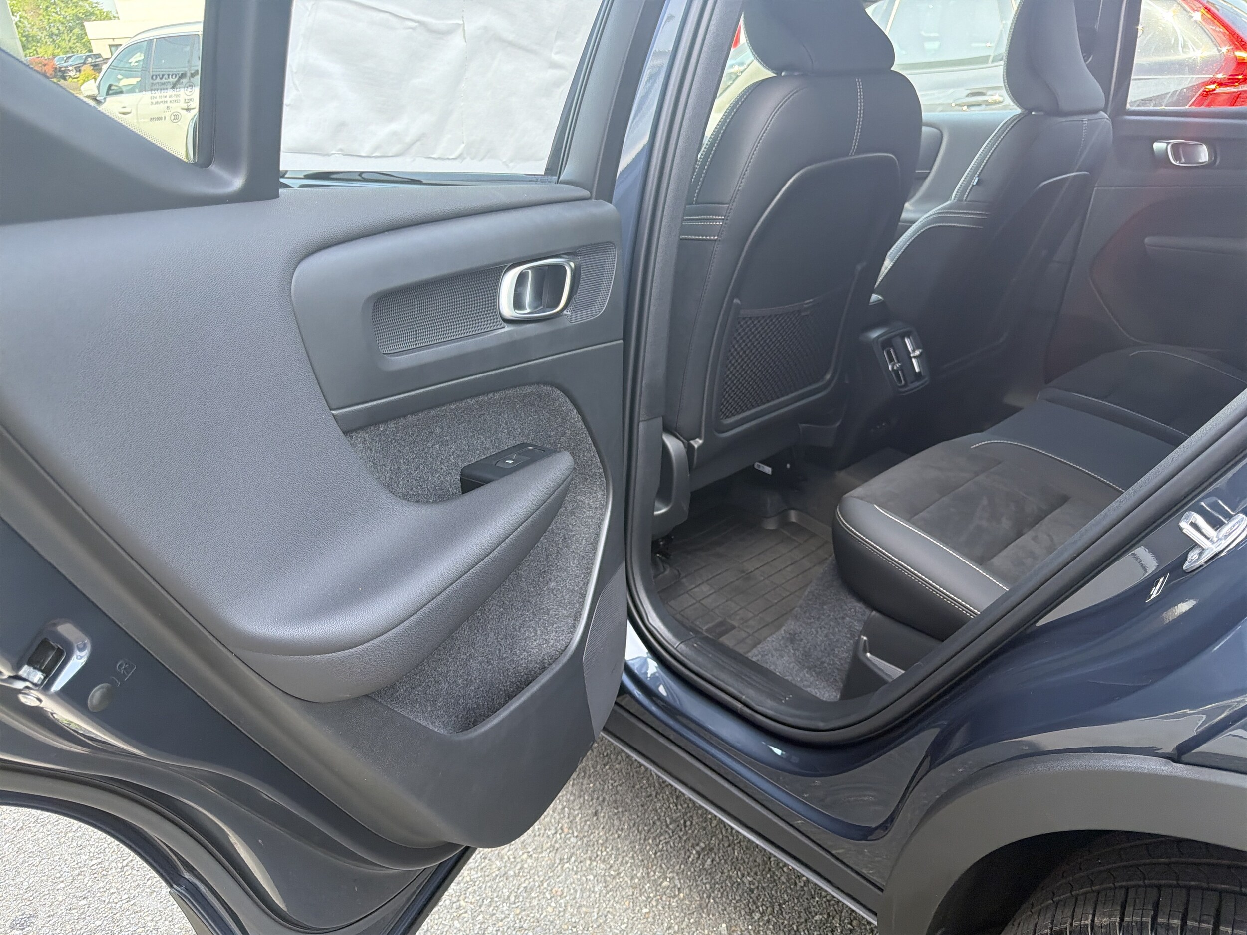 2026 Volvo XC40 Ultra Black Edition - Photo 25