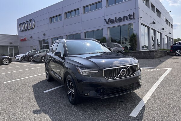 2025 Volvo XC40 B5 Core Bright Theme SUV