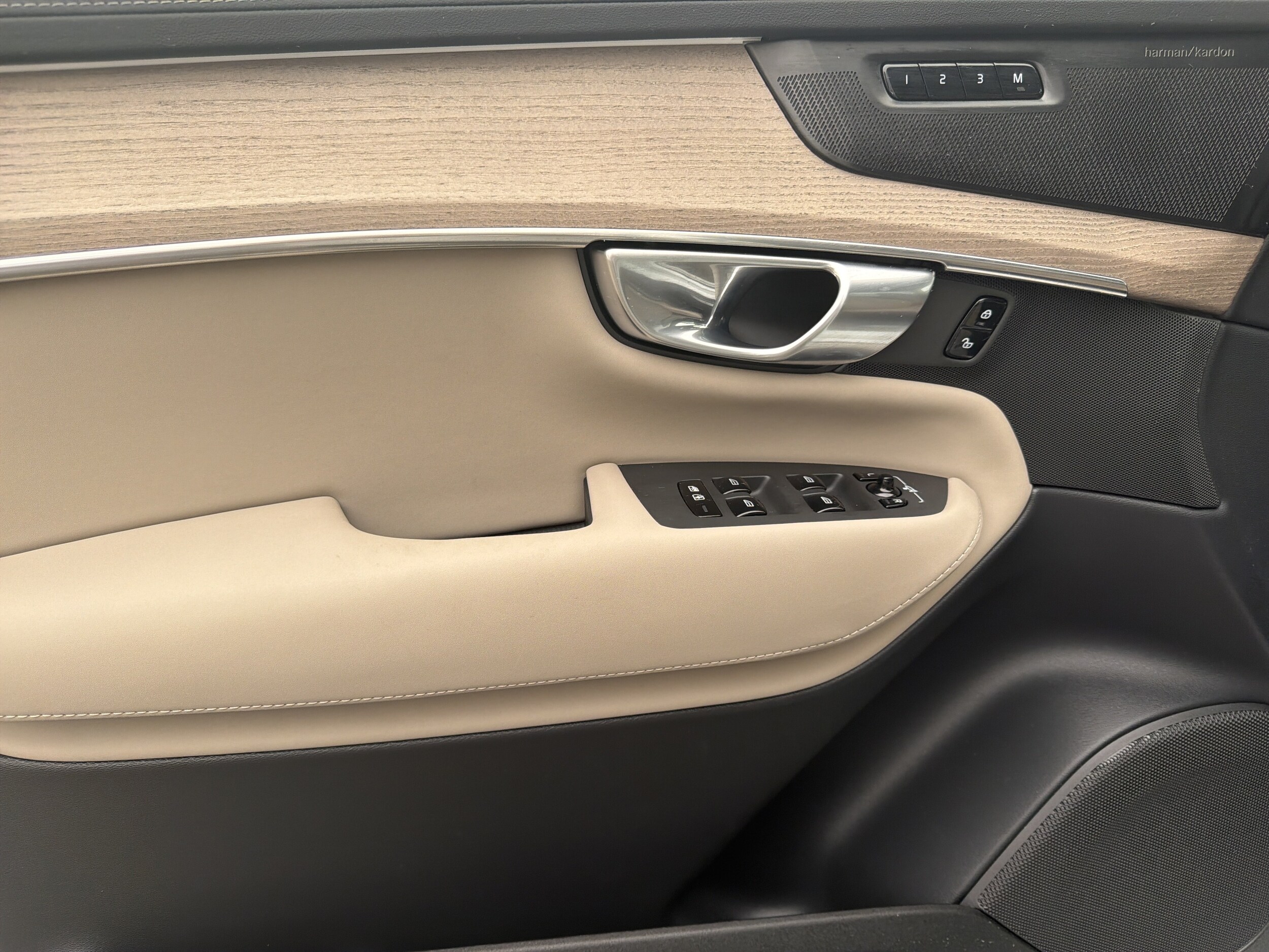 2026 Volvo XC90 Plus - Photo 8