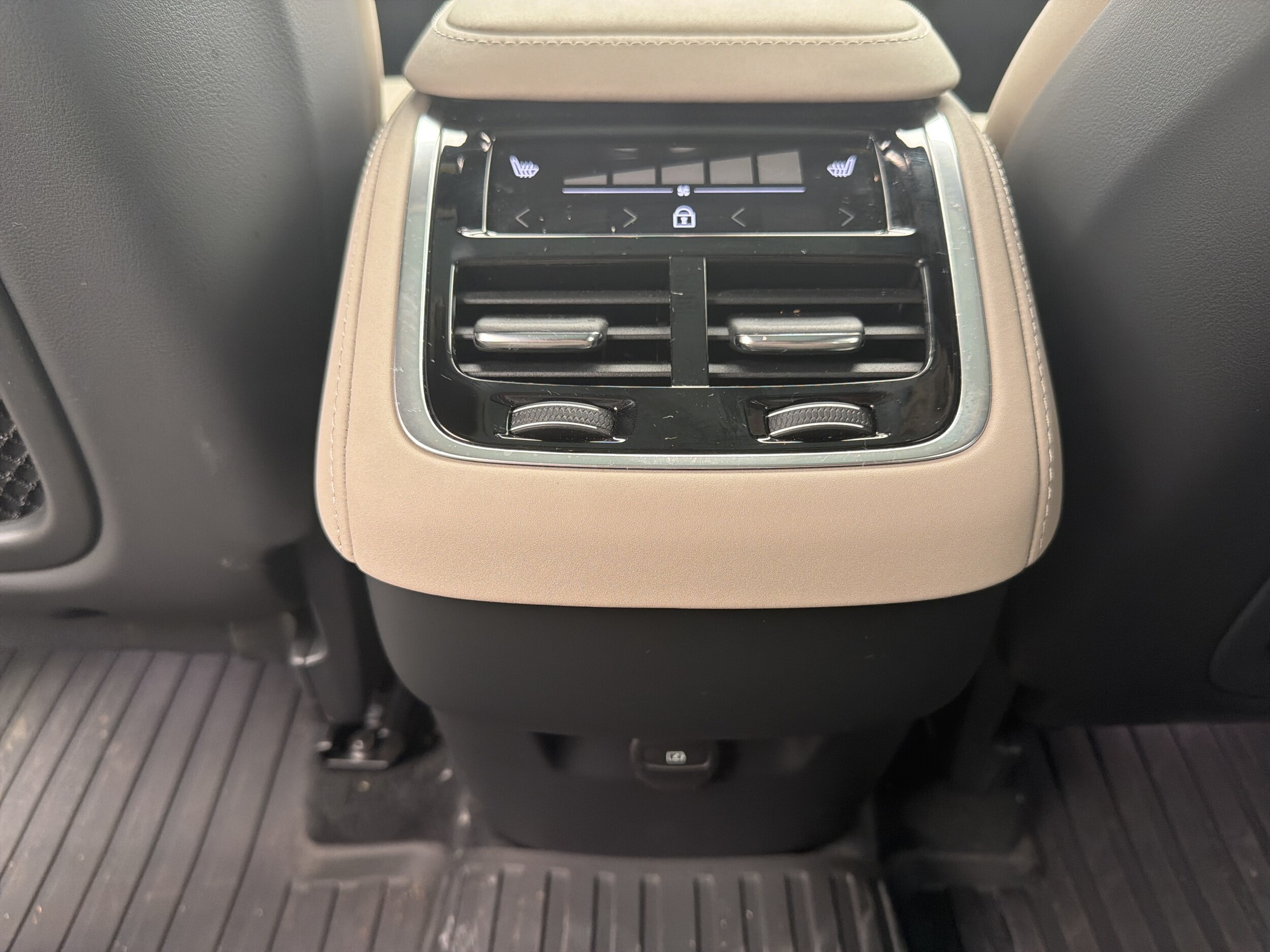 2026 Volvo XC90 Plus - Photo 15