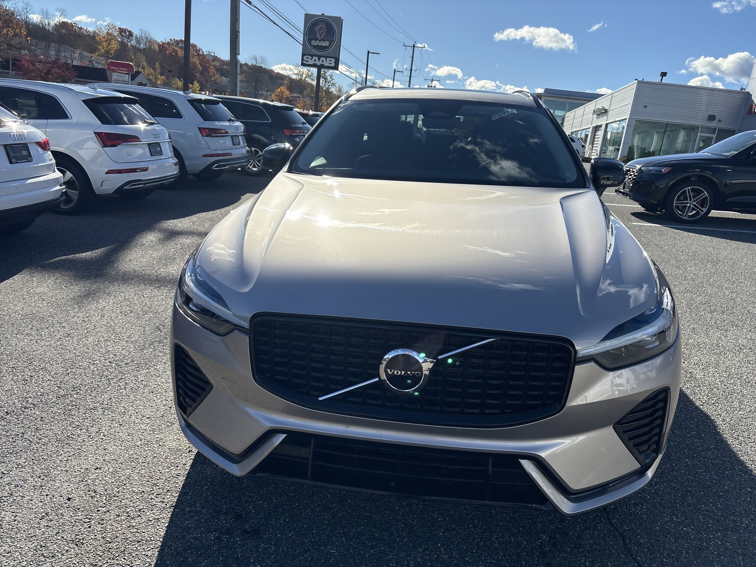 2025 Volvo XC60 B5 Core photo 2