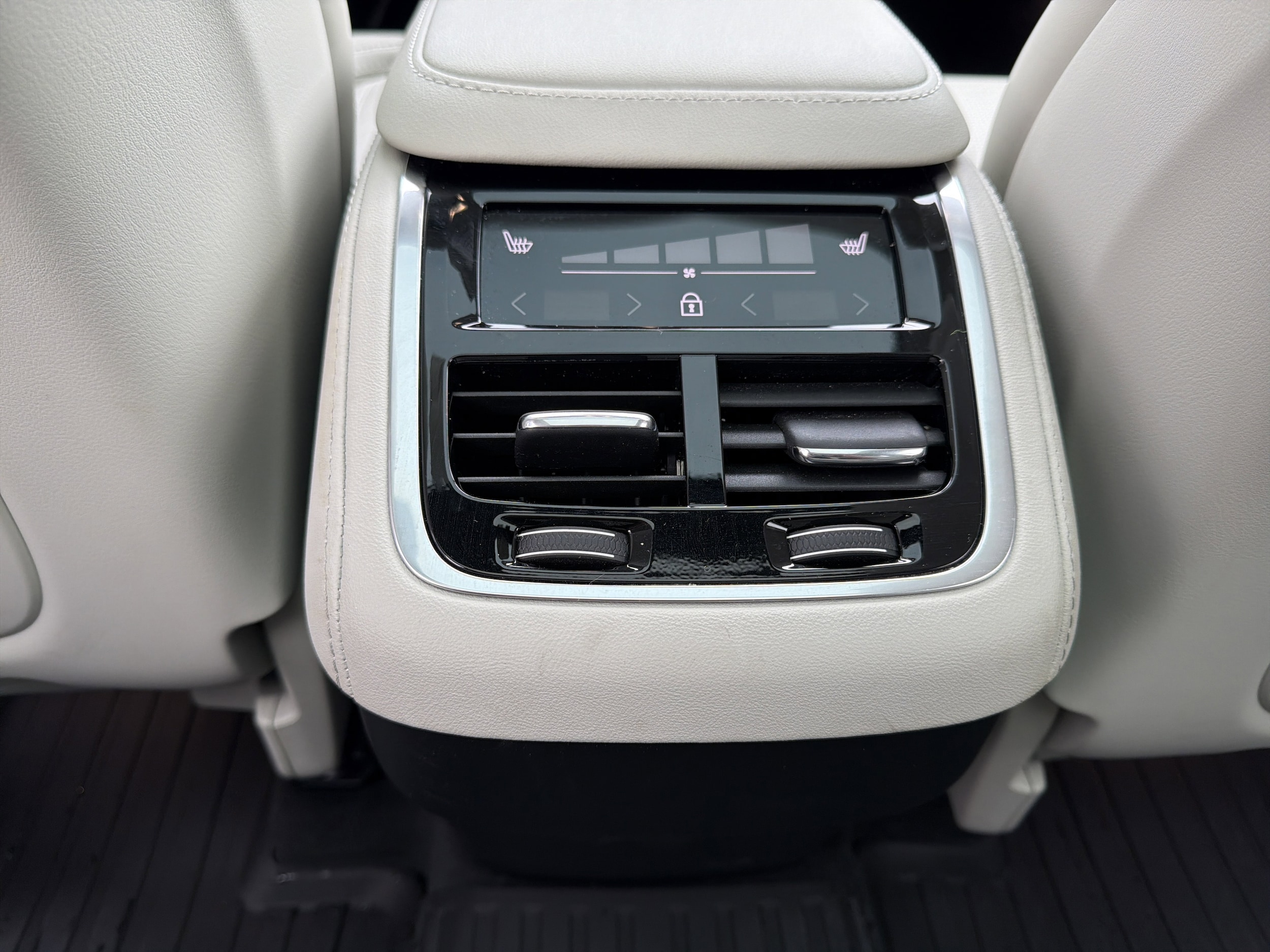 2026 Volvo XC90 Ultra - Photo 25
