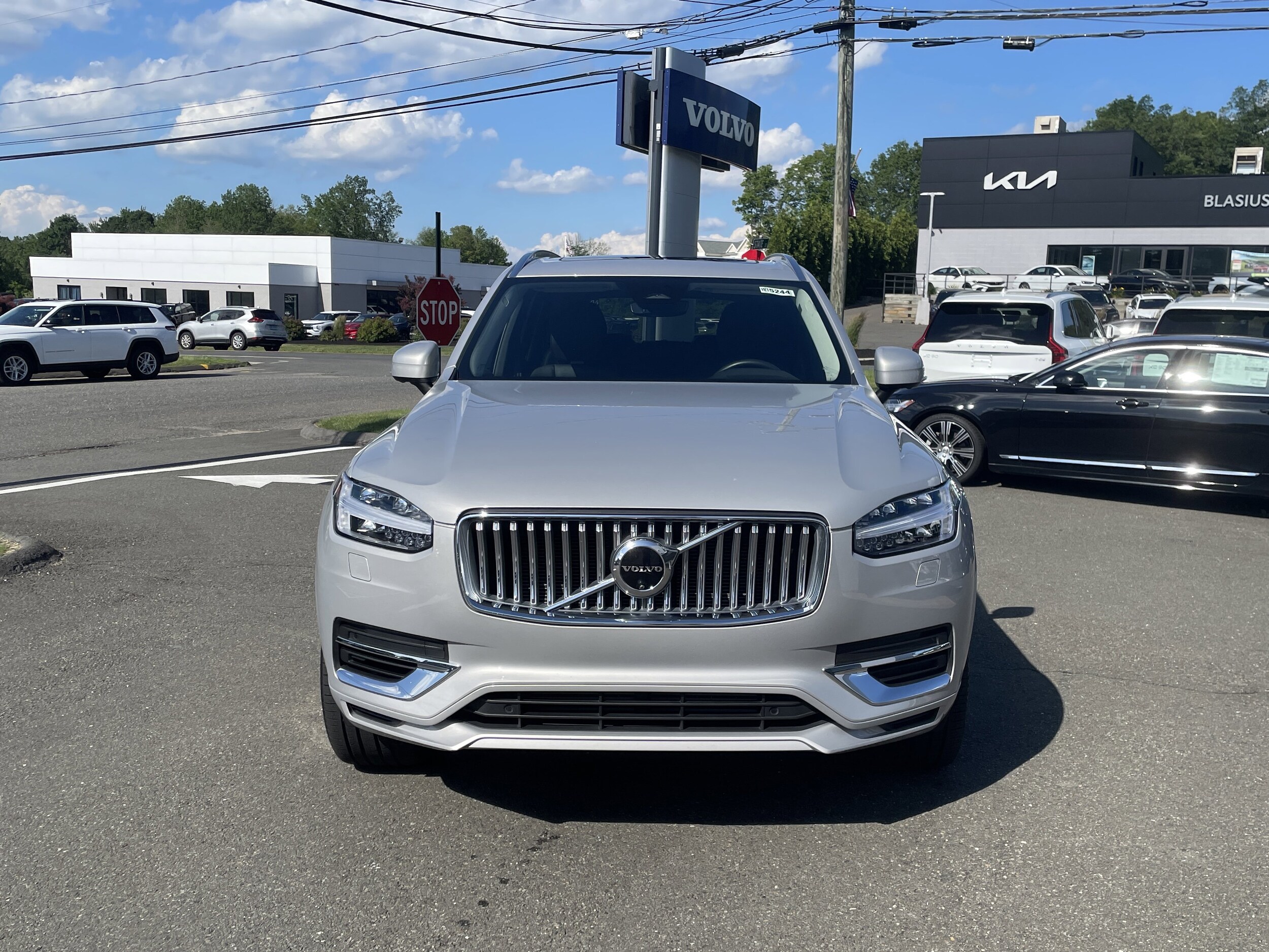 2024 Volvo XC90 T8 Plus photo 2