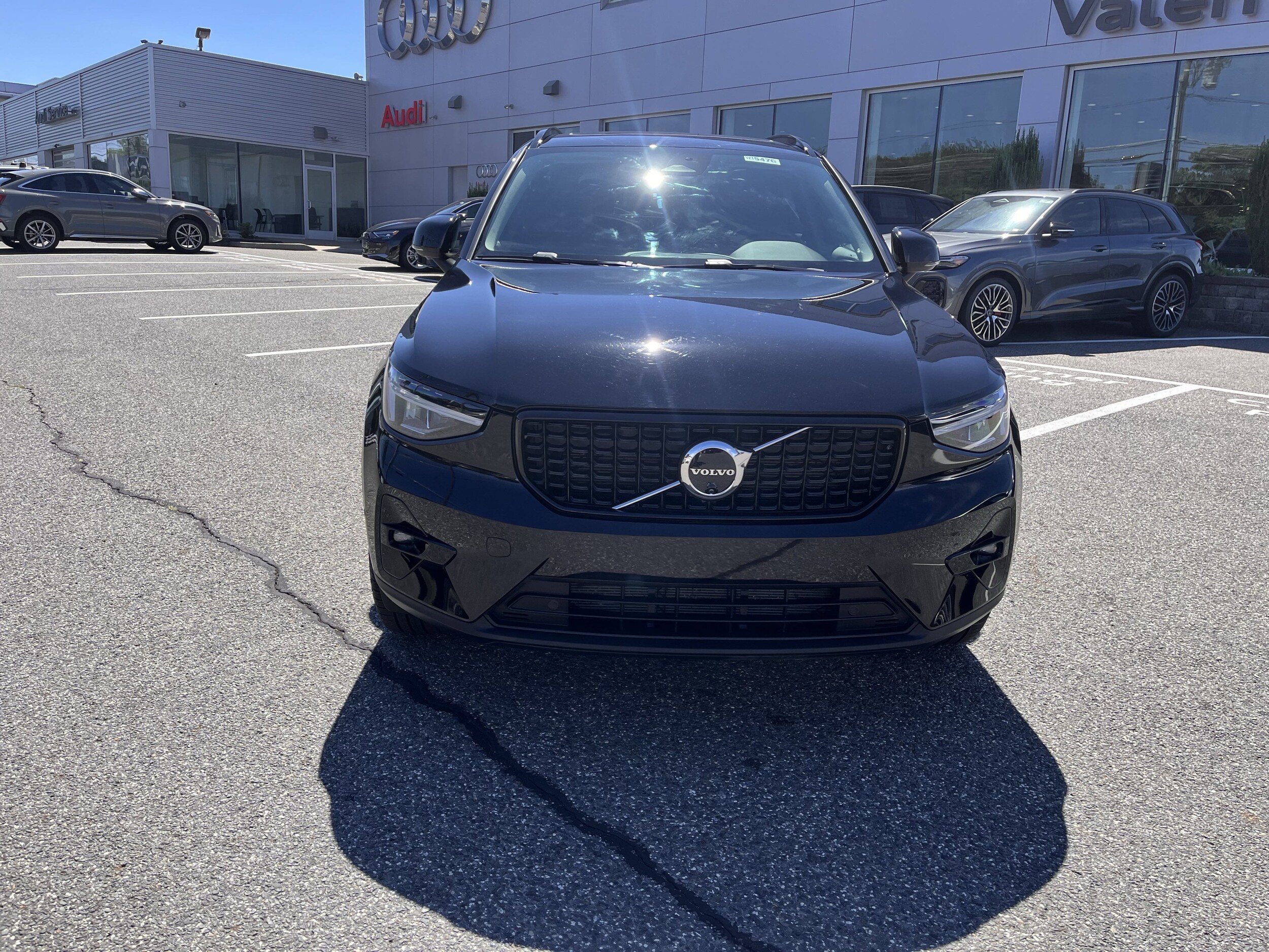 2025 Volvo XC40 Plus photo 2