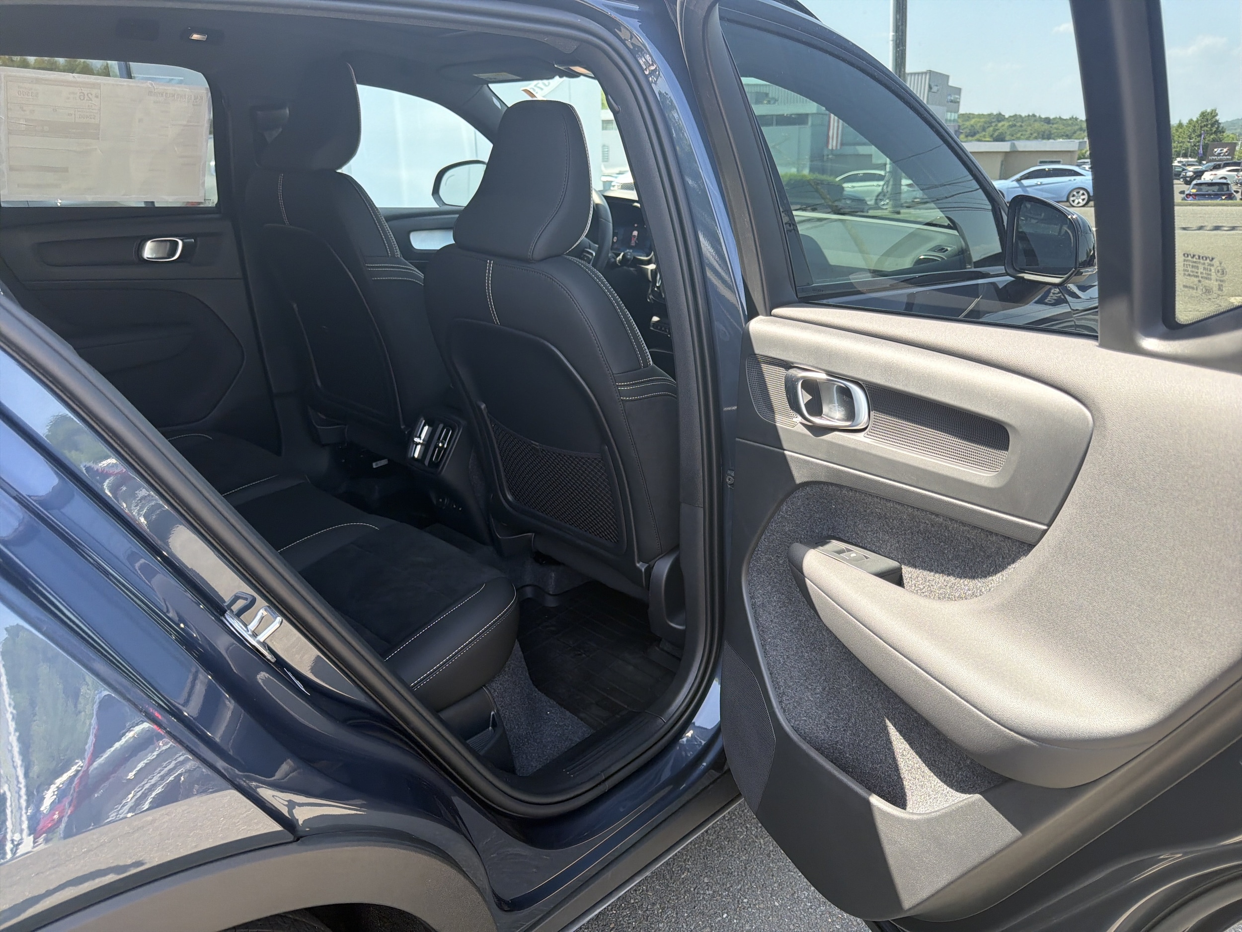 2026 Volvo XC40 Ultra Black Edition - Photo 35