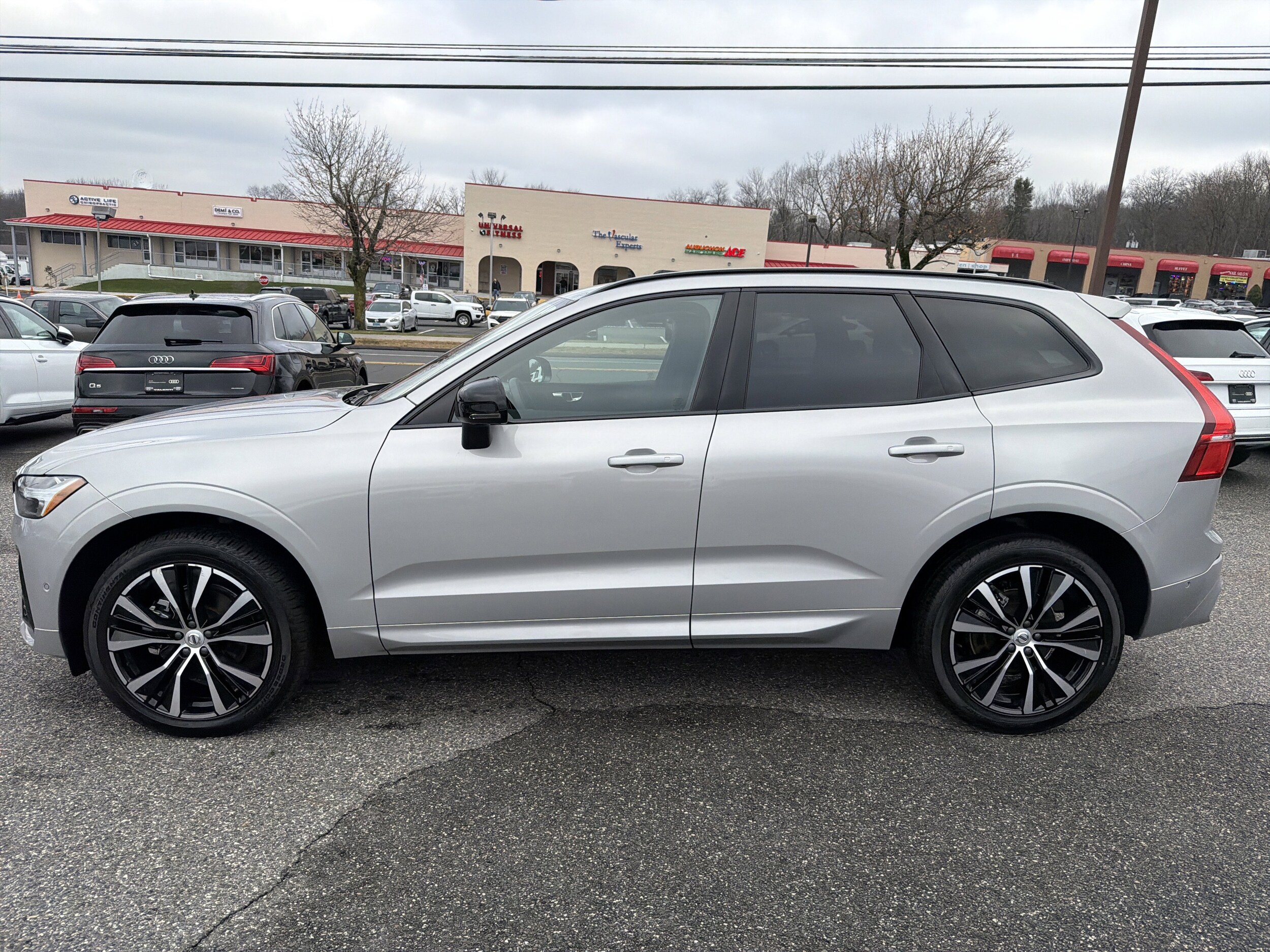 2025 Volvo XC60 B5 Plus photo 3