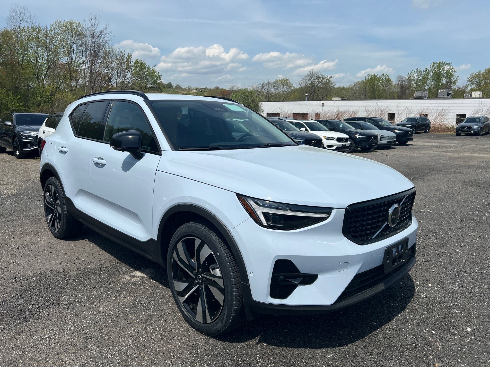 2025 Volvo XC40 AWD Plus photo 3