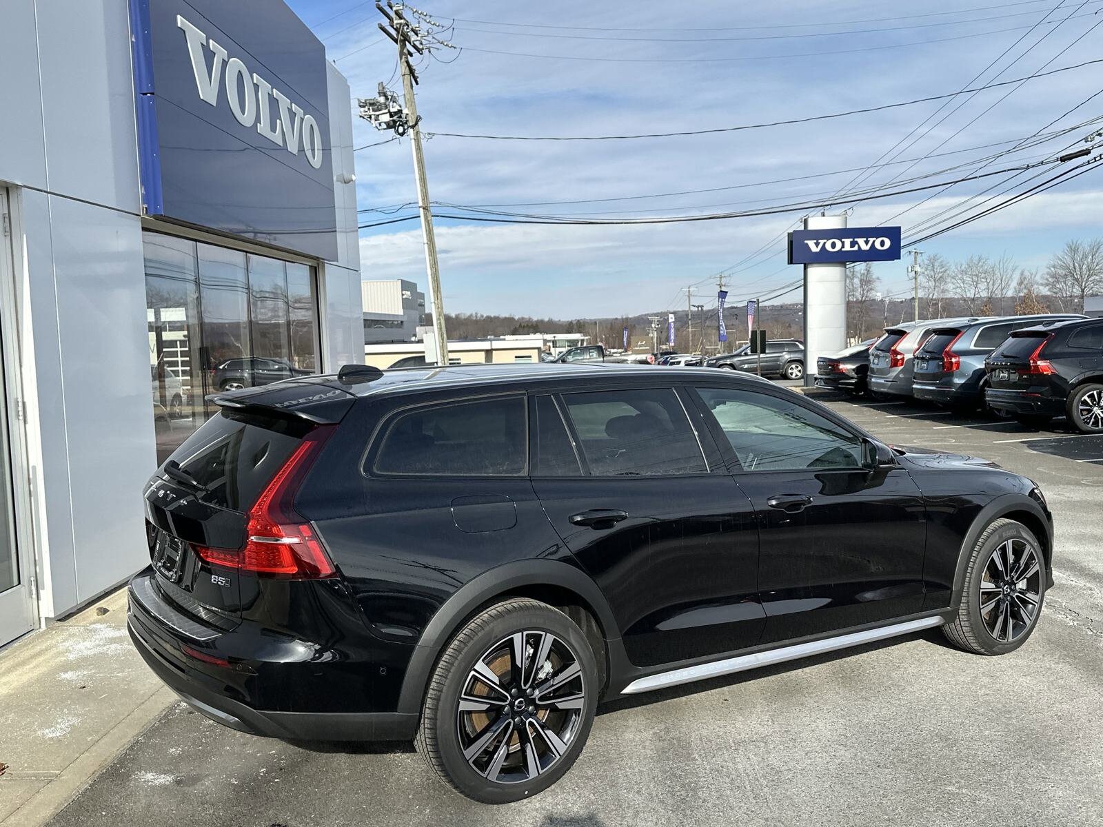 2025 Volvo V60 Cross Country B5 AWD photo 4