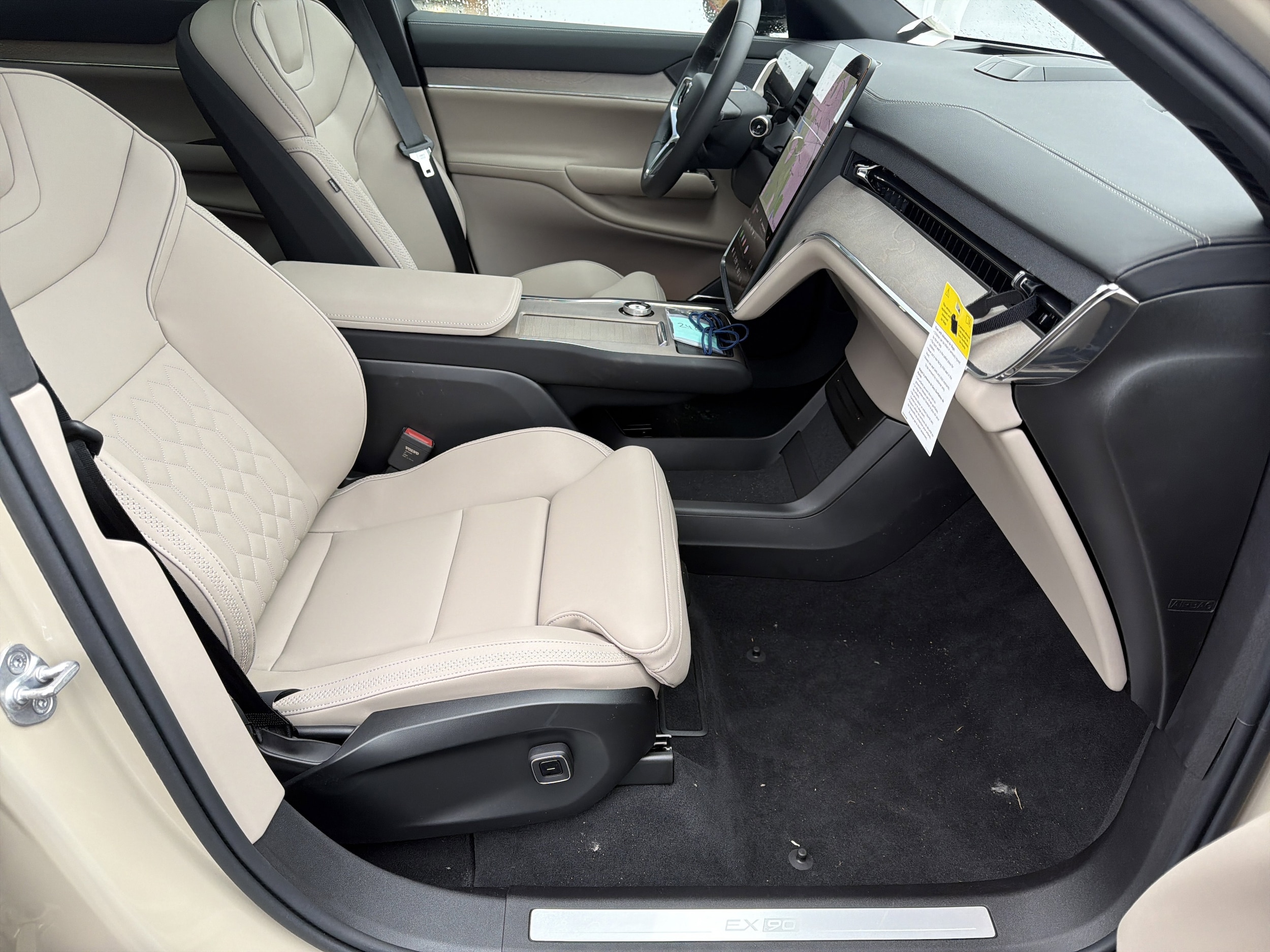 2025 Volvo EX90 Plus - Photo 19